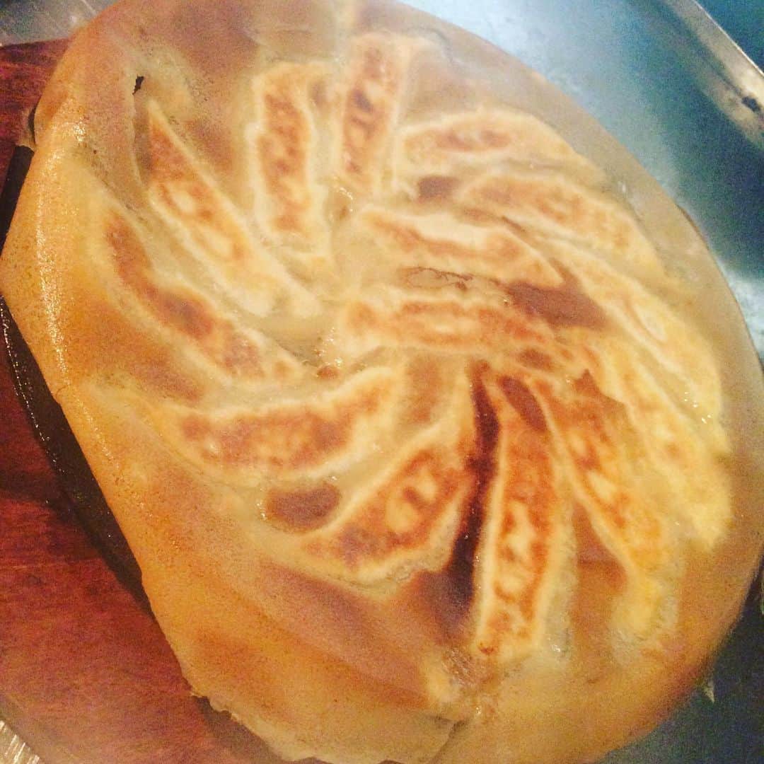 のインスタグラム：「こちらは一口鉄板黒豚餃子でございます！ 羽根がついてて美味しそうでしょ照 是非この美味しい餃子を食べに九州うまか梅田店へご来店下さい！ #九州うまか #梅田 #大阪 #大阪居酒屋 #東通り #九州料理 #自然薯 #もつ鍋 #石焼もつ鍋 #Osaka #日本酒 #日本酒女子 #日本酒好き集合」