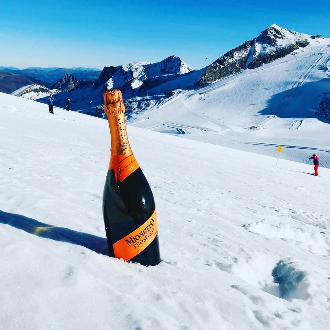 Mionetto Prosecco ČRのインスタグラム：「Poslední dny v roce, hory a Mionetto 🧡🥰🍾 Nejlepší kombinace🤩#mionetto #mionettoprosecco #december #winter2019 #christmas #love #mountains #followus #goodvibes #proseccovibes」