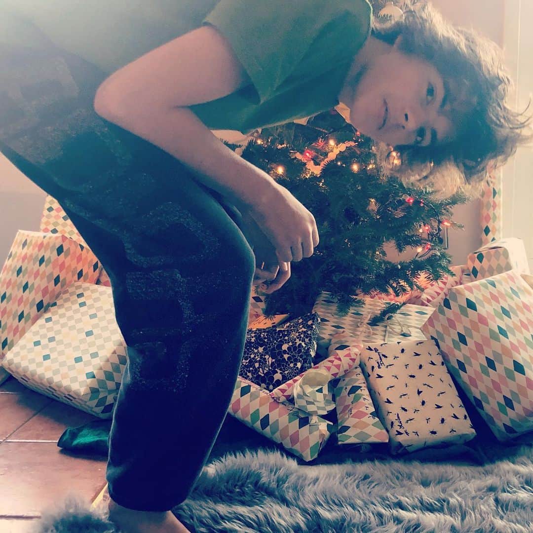レイラニ・ビショップのインスタグラム：「Friday 🎄🎁 ..Happy Holidays!! Coming up for air from x-mas ..love to the masses ..let’s lift each other up this year .. #holidaywish」