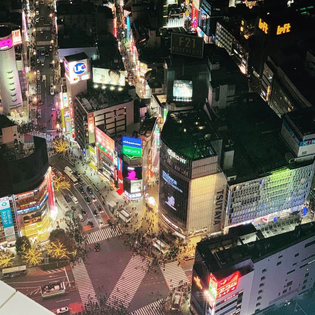 西丸優子のインスタグラム：「両親と　#スクランブルスクエア　 の展望台に行ってみた♪ 今まで見た夜景となんだか全然違うっ！！！ 360度、東京を見渡せるし、 めちゃくちゃ良くてビックリ。  高いところからみた渋谷は おもちゃ箱みたいでキラキラで可愛かったです❣️」