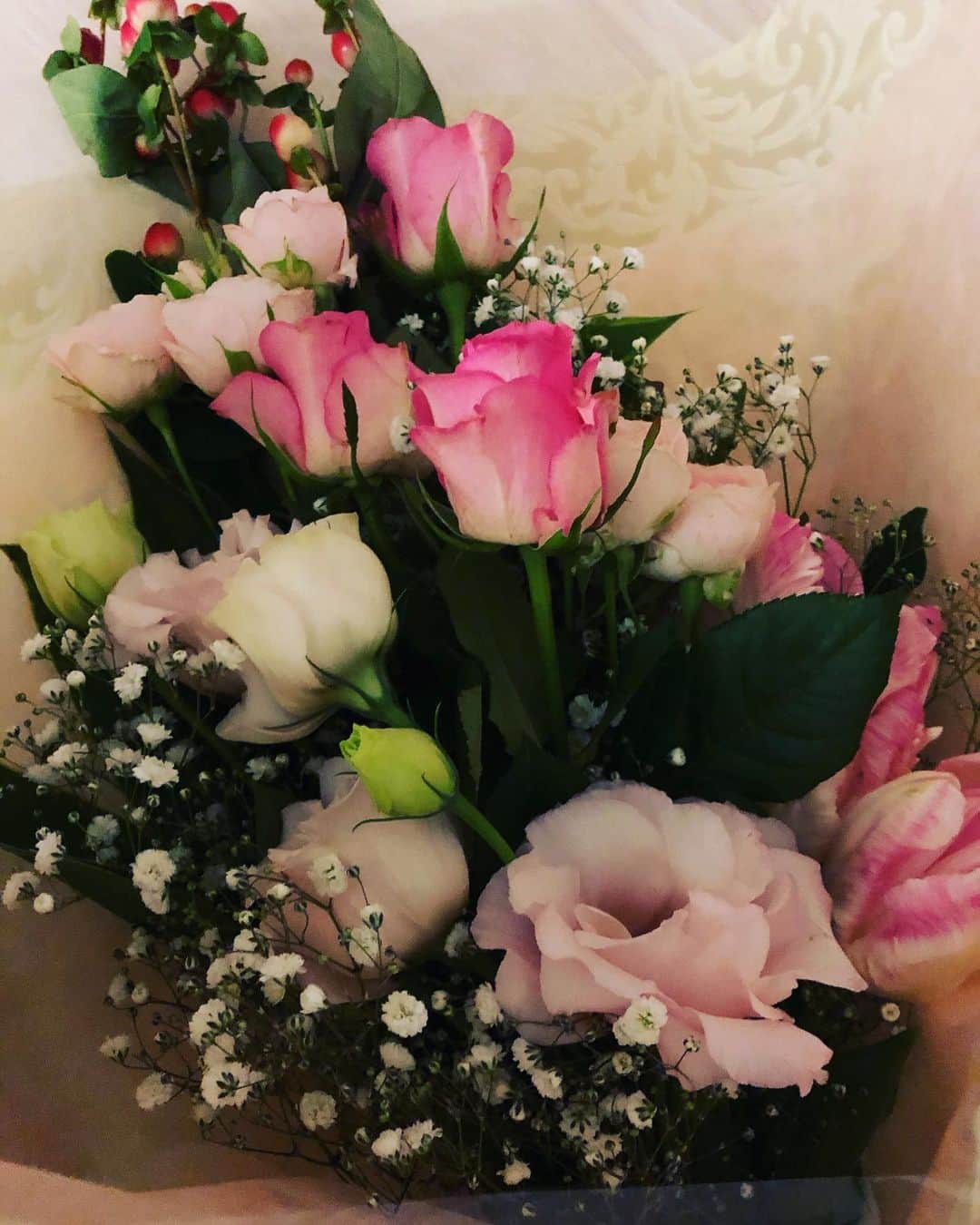 北口麻奈さんのインスタグラム写真 - (北口麻奈Instagram)「びわ湖放送のテレビ滋賀プラスワンで、いつもお世話になっているメディアブレーンさんの忘年会へ🍻 ビンゴあり、マジックありで楽しかったです😄そして、結婚祝いの花束まで頂きました😲💖 こんなに立派な花束をありがとうございます💐 とっても可愛らしいお花ばっかり😍 こんな時、ササっとお花の名前をいえる人になりたい🤔 #忘年会#花束 #ビンゴ景品 #来年もよろしくお願いします」12月27日 23時23分 - asana_kitaguchi