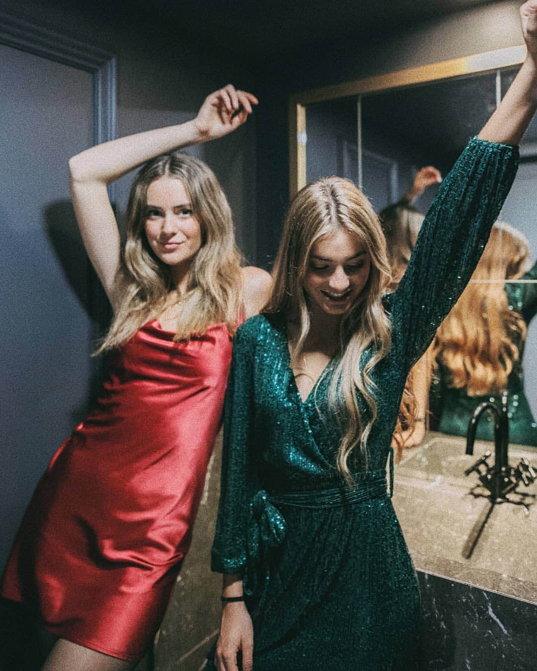 Subduedさんのインスタグラム写真 - (SubduedInstagram)「Getting ready to glam; Red satin or green glitter? #subdued #subduedgirls  @blancacaffa @galahoulihan」12月27日 23時15分 - subdued