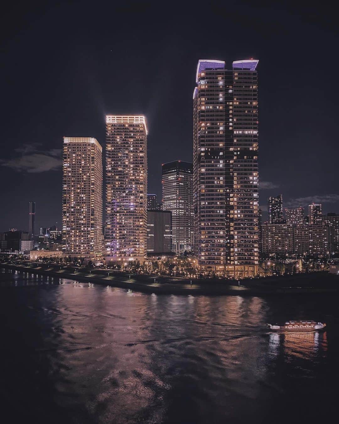 ima_ju / Jun Iのインスタグラム：「. . Urban Trees . . My 2019’s Work was Finished👍✨ . . #ShotoniPhone #NightmodeChallenge by #iPhone11ProMax . ::」