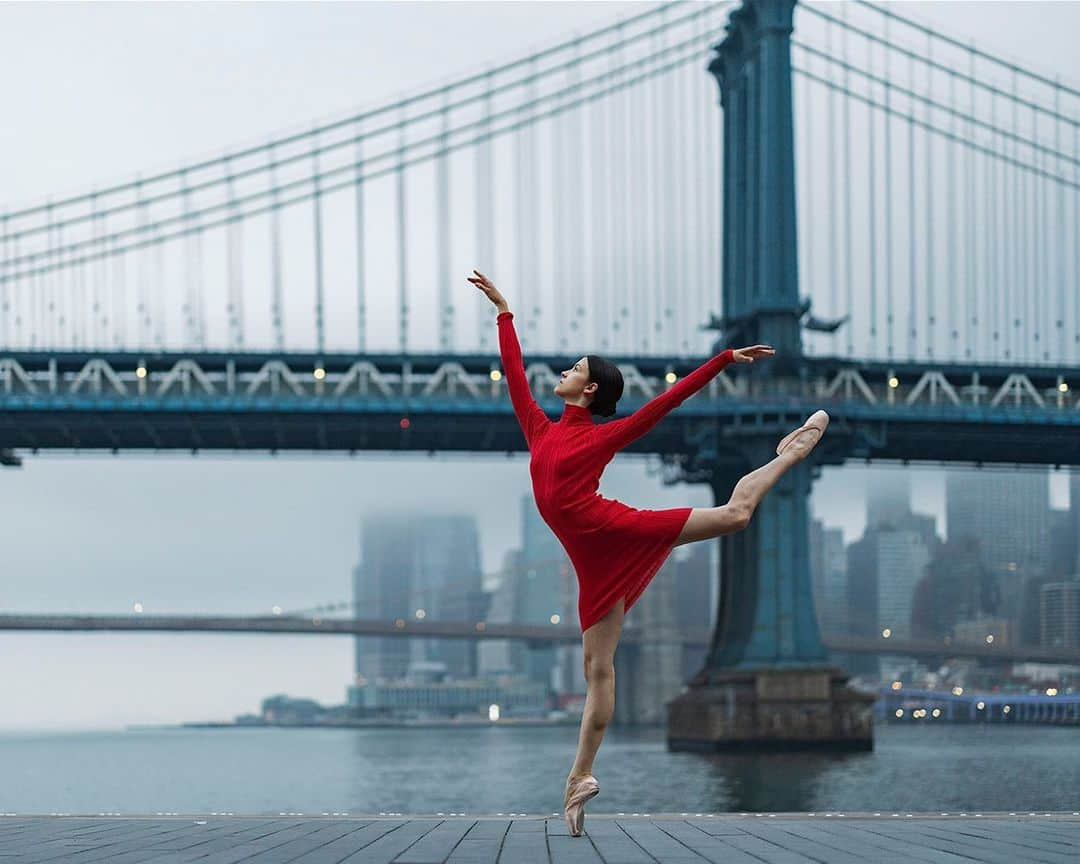 ballerina projectさんのインスタグラム写真 - (ballerina projectInstagram)「Remy Young on the East River. #ballerina - @remyyounggg #manhattanbridge #brooklynbridge #eastriver #newyorkcity #ballerinaproject #ballerinaproject_ #ballet #dance #pointe #remyyoung  The Ballerina Project book is now in stock. Link is located in our Instagram profile. @ballerinaprojectbook #ballerinaprojectbook」12月27日 23時21分 - ballerinaproject_