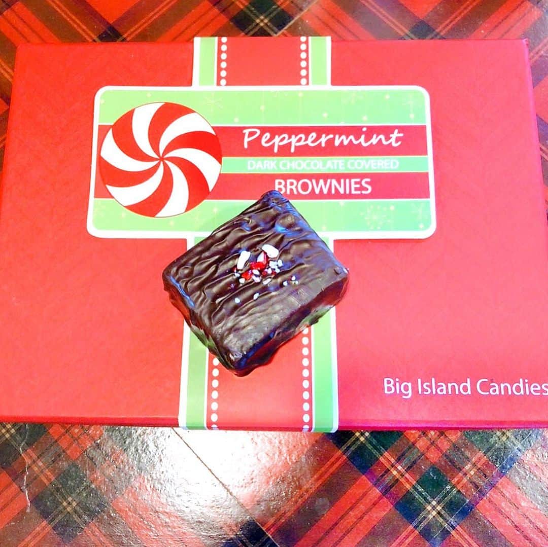 橋口いくよさんのインスタグラム写真 - (橋口いくよInstagram)「It melts like butter.﻿ ハワイからサンタさんがー！﻿ ハワイの大好きなお友達エイ子ちゃんサンタから届いたクリスマスプレゼント。﻿ 嬉しくて声あげちゃった。﻿ ビッグアイランドキャンディーズのペパーミントチョコブラウニー。﻿ ここのチョコミントはパンチきいててとくに美味しい！﻿ 普段はビッグアイランドキャンデーズのミカミントをよく買います！﻿ 覚えてくれてたんだ・涙﻿ だいじに食べよう。なんならもったいぶって冷凍しようーっと。﻿ アロハ萌え物資！﻿ ﻿ #christmas #christmas2019 #christmastime #christmassprit #treats #christmastreats #brownies #peppermint #peppermintbrownies #bigislandcandies #hawaii #alohamoe #aloha #ハワイ #アロハ萌え #チョコミント #ブラウニー」12月27日 23時25分 - ikutorias_secret