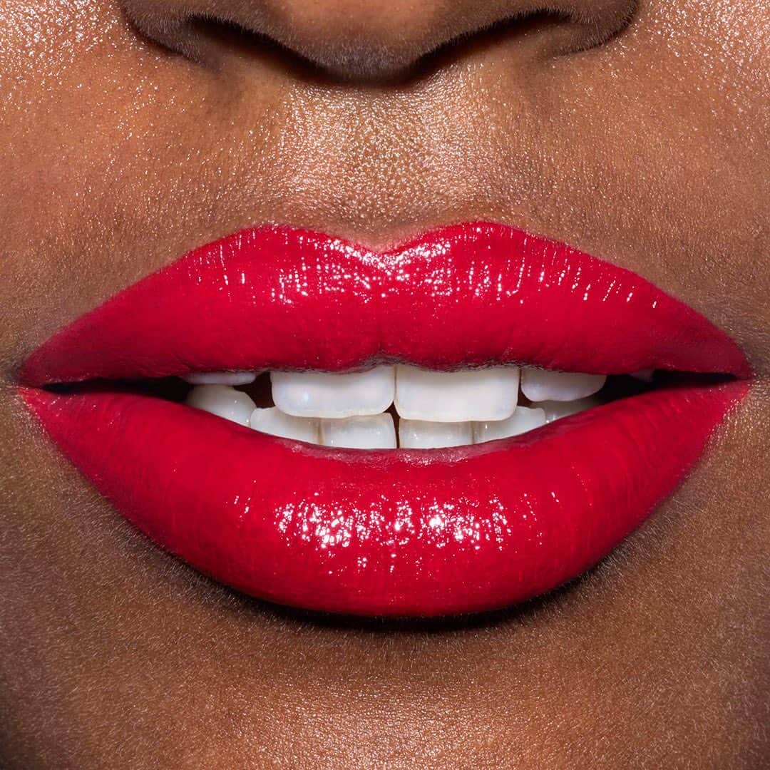 Revlonさんのインスタグラム写真 - (RevlonInstagram)「Traffic-stopping, attention-grabbing, high-impact C 🔴 L 🔴 R.  Bow down to the iconic #SuperLustrous Lipstick in Certainly Red (740)💄 . #lipstick #redlipstick #lipstickjunkie」12月27日 23時27分 - revlon