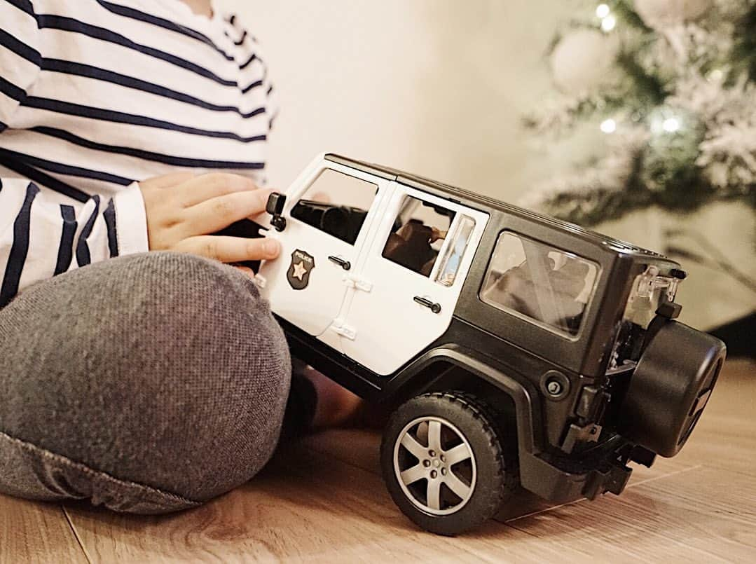 ryoko_juilletのインスタグラム：「-Christmas present from Santa Claus; Jeep police car🚔 -  サンタさんからのプレゼントはずーっと欲しかったjeepのパトカー。  欲しいもの貰えて良かったね😆  にしても、車あり過ぎ😅」