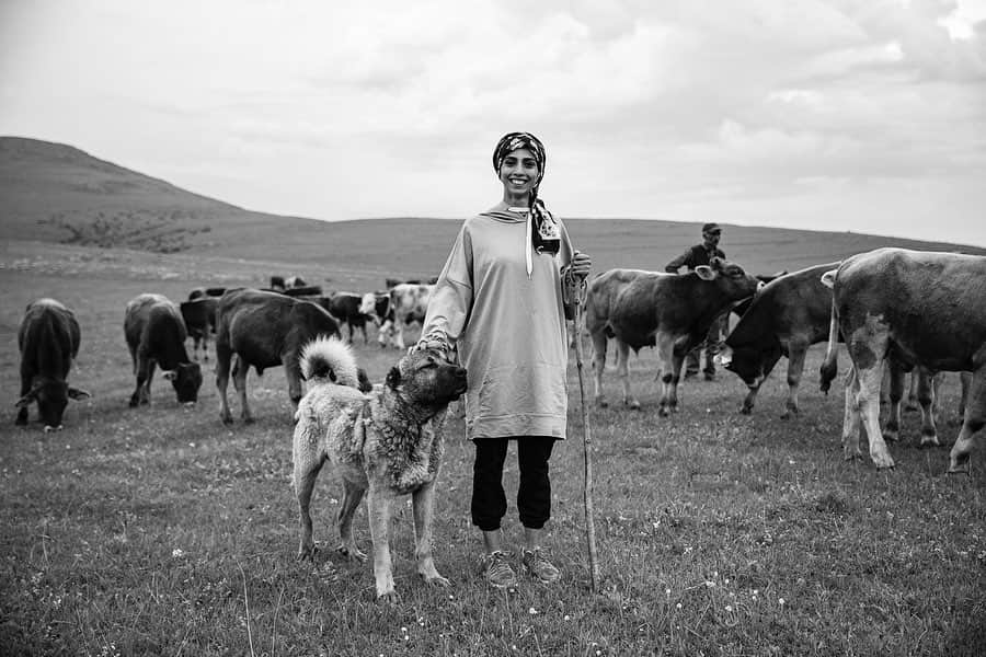 Mustafa Sevenさんのインスタグラム写真 - (Mustafa SevenInstagram)「#Benİstersem No 4 | Gülcan Palavan, 1999’da Ardahan’ın Samandöken köyünde 7 çocuklu bir ailenin 5. çocuğu olarak dünyaya geldi. Babası çoban. “Küçükken ayakkabımız yoktu; kara lastik giyerdik, ayaklarımız üşürdü” diyen Gülcan 10 yaşındayken, köyde çocuklar arasında düzenlenen koşu yarışında üzerinde okul önlüğü, ayağında ise kara lastiklerle yarışmasına rağmen 1. oldu. Göle’de yapılan bir sonraki yarışta koşup yine birinci olan Gülcan, pek çok ilde yarışlara katıldı.  Gülcan, 2015’te Kütahya’da katıldığı Dağ Kros Şampiyonası’nda bronz madalya aldıktan sonra milli takıma seçildi. Aynı yıl Bulgaristan’da düzenlenen Dünya Dağ Kros Şampiyonasında dünya 3’üncüsü oldu. Antrenörü Gülcan’ın babasını arayıp “Gözünüz aydın, kızınız dünya üçüncüsü oldu” dediğinde babası bir taşın üzerine oturup mutluluktan ağladı.  Gülcan babasına yük olmamak ve harçlığını çıkarmak için hep çalıştı. Göle’de yerel gazeteyi dağıtırken, bir yandan da garsonluk yaptı. Bu arada köylüler ve akrabalar sürekli dedikodu yapıyor; “Kız çocuğu okuyup sporcu olup ne yapacak? Boş işler bunlar. Otursun evinde” diyorlardı.  Gülcan koşarken tayt giyince “Bu nedir böyle? Ayıp değil mi? Etek giysin” diye konuşuyorlardı. Taytla ilgili sorular Gülcan’ın ailesini bunaltıyordu. Onlara ne?” diyor annesi, “Ben izin veriyorum, babası izin veriyor, kardeşleri izin veriyor? Millet ne karışır ki?” Gülcan’ın annesi, “Kız çocuğu yapamaz, başaramaz” diye konuşan köylülerin Gülcan başarı elde ettikten sonra, “Bu bizim köylümüz” diye gururlandıklarını anlatıyor.  Gülcan, 2018’de Kayseri’deki kampta sakatlanınca tedavi görmek için iki aylığına İstanbul’a gitti. Yol parasını verip cebine harçlık koyan babası, “2 bin TL borç yaptım; çobanlığı bir süre bırakmıştım. Şimdi o borcu ödemek için yeniden çobanlık yapmaya mecbur kaldım” diyor. Yaşadığı bölgedeki kız çocuklarının bilinçli olmadığını, kiminin evden kaçıp kiminin de erkenden evlendirildiğini söyleyen Gülcan, “Hayatıma spor girmeseydi, büyük ihtimalle ben de şu anda evliydim. Oysa daha çok gencim, önümde uzun bir gelecek var. O yüzden sporla tanıştığım için şükrediyorum.” Devamı kitapta ! #Benİstersem Metin : @melisalphan @aydindoganvakfi #GüçlüKızlarGüçlüYarınlar」12月27日 23時34分 - mustafaseven
