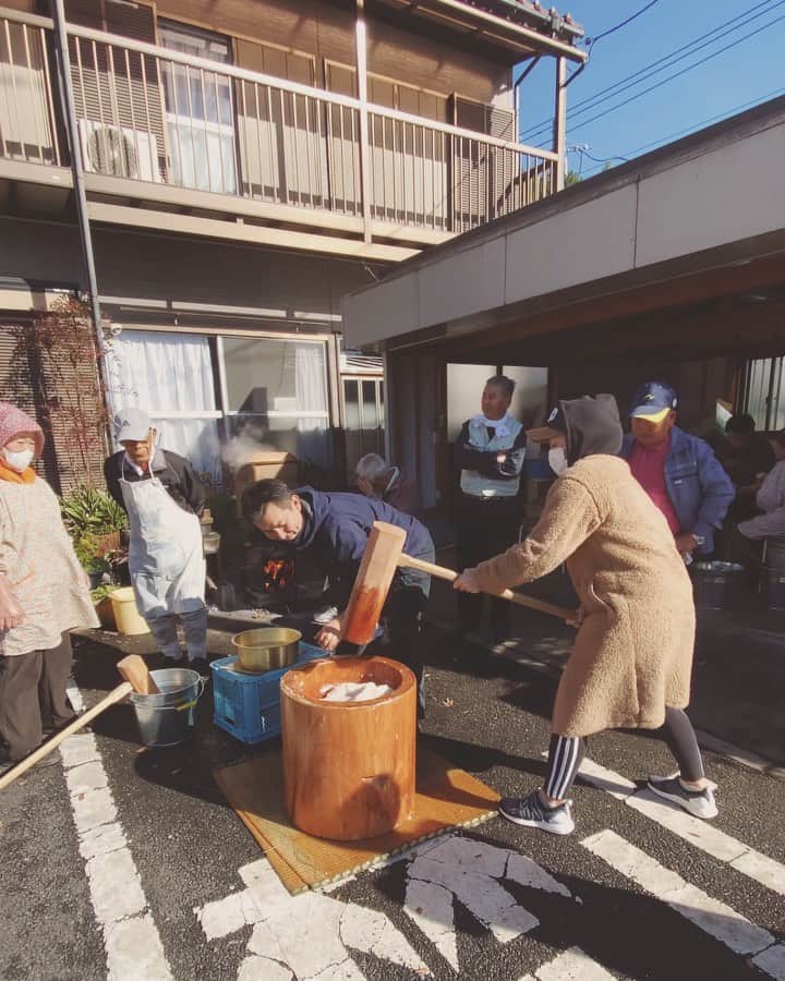 木村真野のインスタグラム：「#餅つき　#黒澤家　で鍛えられた🤣笑 #右前　#左前　#両方いけるよ　関係ないが側転も両方いけるよ。笑　水中ターンも両方いけるよ。笑」