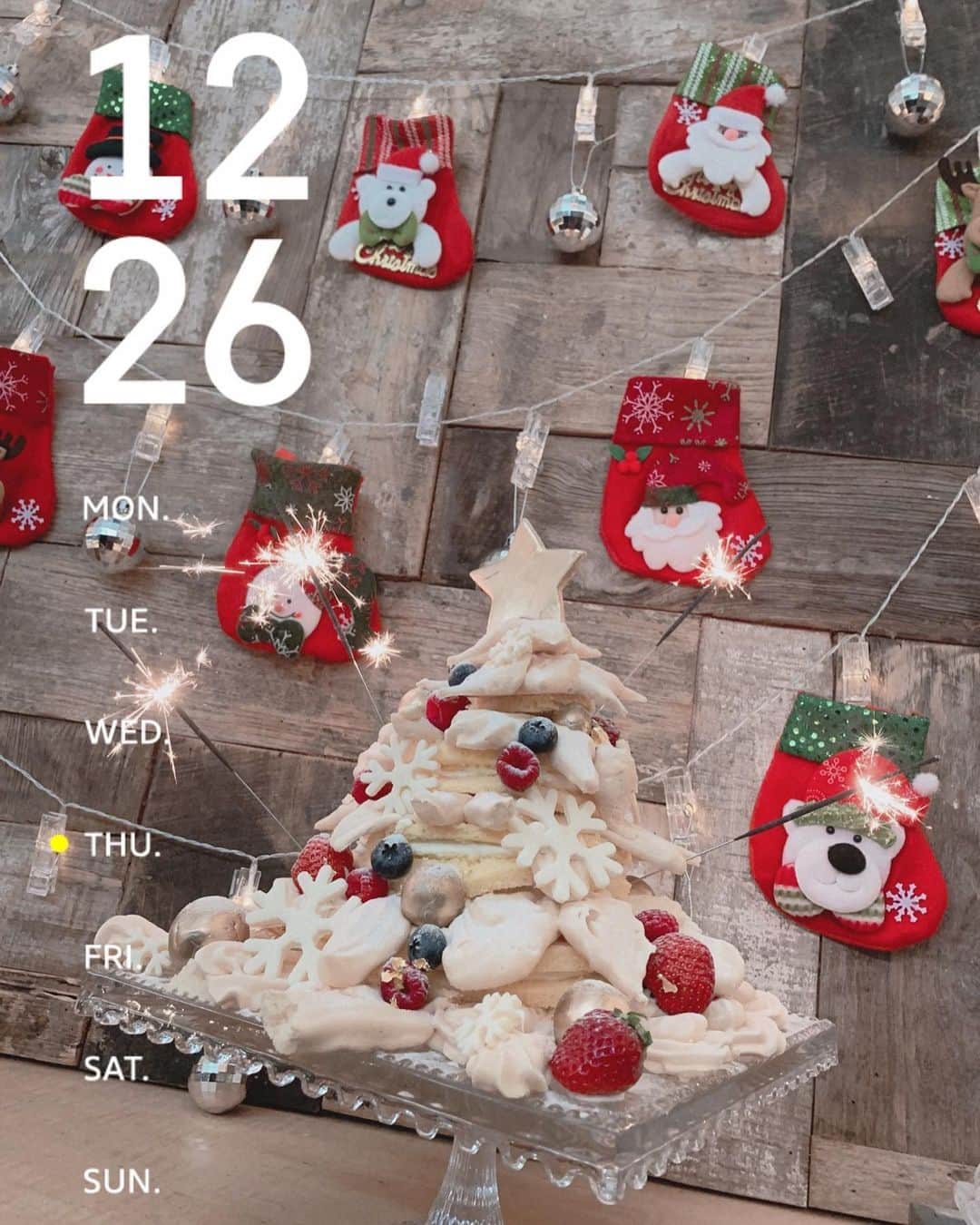 大島優子さんのインスタグラム写真 - (大島優子Instagram)「1日遅れのクリスマスパーティーを 友達と楽しみました🎄😋💫✨ サンタさんからのクリスマスプレゼントも貰いました🎁 こんなにプレゼントお願いした覚えなかったんだけど いい子にしてたからかー🤪」12月27日 23時39分 - yuk00shima