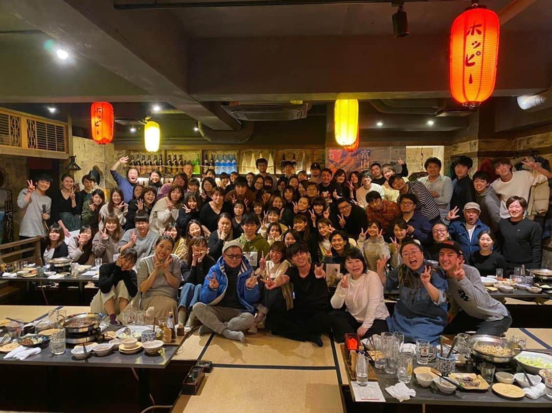 山田菜々さんのインスタグラム写真 - (山田菜々Instagram)「王様のブランチ☺︎﻿ 先日、忘年会がありました。﻿ ﻿ ブランチは毎週4時間半の生放送で、﻿ たくさんのコーナーがあるので普段会わない﻿ スタッフさんもたっくさんいます。﻿ ﻿ 初めてお会いできた方もたくさんいました☺︎﻿ ﻿ 私はロケに行ってスタジオでVTRを見て笑って﻿ 楽しくお仕事をさせていただいてます☺︎﻿ 朝早い時間の楽屋もCM中も楽しい時間です。﻿ いつもほんわか優しい雰囲気です。﻿ ﻿ ロケの場所をリサーチして、ロケして、﻿ 編集されて、ナレーターさんの声が入って﻿ ようやくひとつのVTRが完成すると思うと、﻿ 毎週毎週ほんとに感謝と尊敬の気持ちで﻿ いっぱいになりました。﻿ ﻿ 同世代のスタッフさんも多くて、﻿ わたしがスタッフさんだったらできないだろうな﻿ って思うこともいーっぱい！﻿ ﻿ みんながそれぞれの持ち場を頑張って﻿ ひとつの番組ができてることをいつまでも忘れず、﻿ 私も微力ながらブランチを盛り上げられるように﻿ 来年もたくさん笑わせにいきたいなって思います☺︎﻿ (芸人さんにくらいついていきたい！笑)﻿ ﻿ 来年も王様のブランチをよろしくお願いします♡﻿ ﻿ そしていつもご覧いただいてるみなさん、﻿ ありがとうございます🥰👏 渡部さん、ご馳走さまでした🥟」12月27日 23時51分 - tannana.yamada