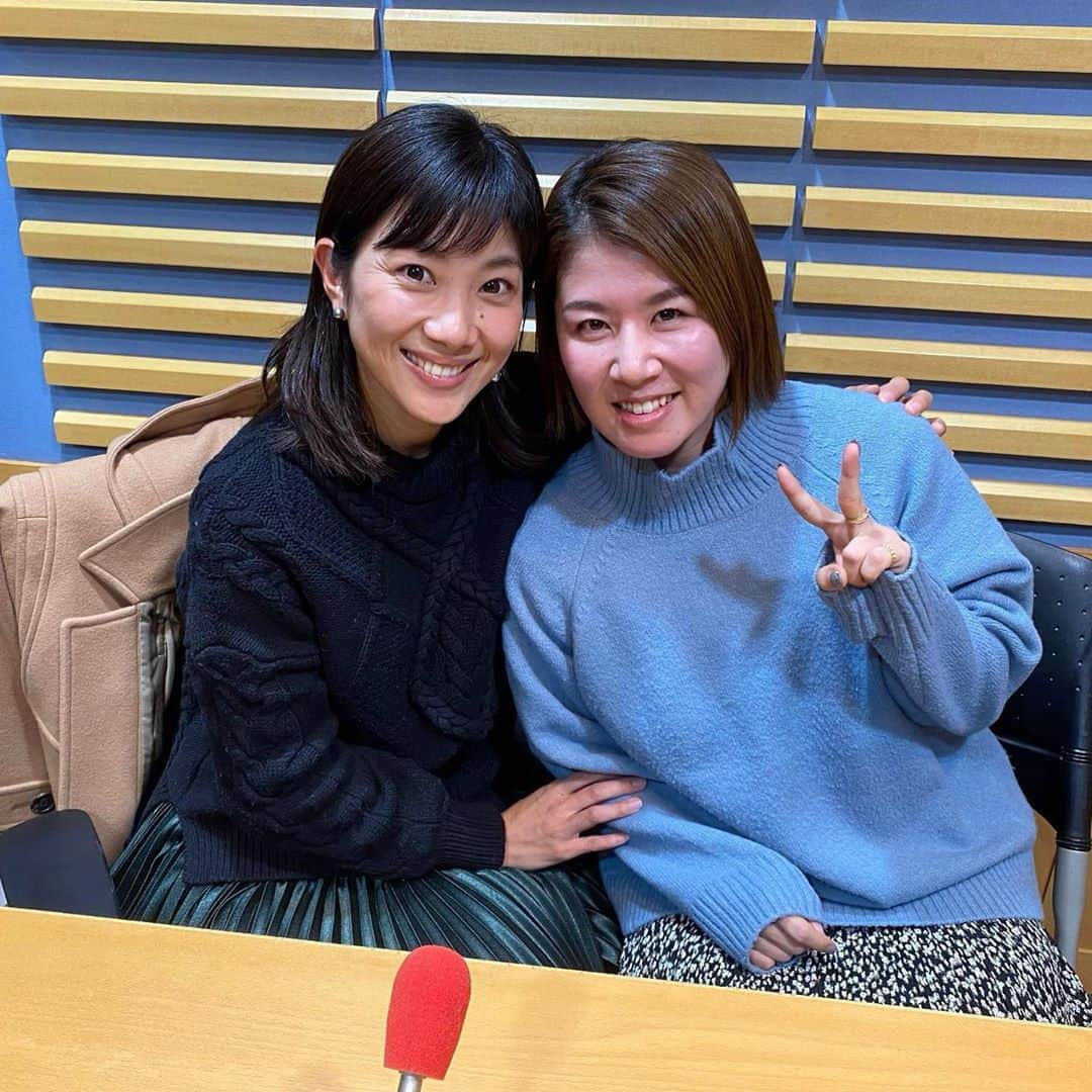 潮田玲子さんのインスタグラム写真 - (潮田玲子Instagram)「本日は仕事納め(ほぼプーケット行って仕事納めしてましたが😂☝️） @bdmntnfujiimizuki ちゃんとのラジオ収録でしたー😍🙌 放送は1月となりますのでまた告知させて頂きます🙏 瑞希ありがとうー🙇‍♂️💓🙌 #女神たちのオリンピック #ラジオ #仕事納め #大好きな人と #楽しい時間 #感謝」12月27日 23時53分 - reikoshiota_official