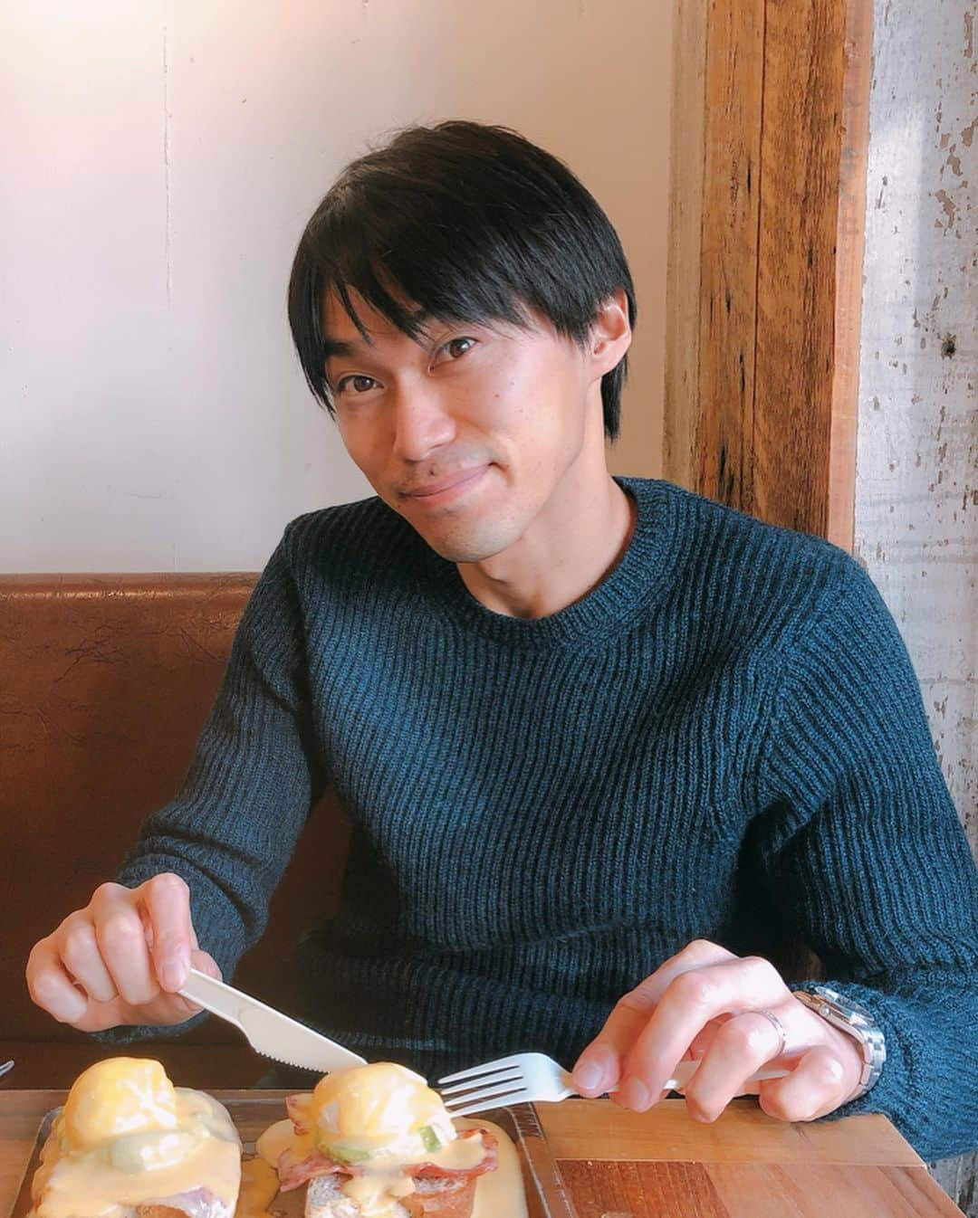 武岡優斗さんのインスタグラム写真 - (武岡優斗Instagram)「Breakfast。  この人と楽しい楽しいmorning。 よく行くお店で^ ^  そしたら… ふと オレンジジュース頼んだら…  嬉しい嬉しいお言葉が笑  え？あれ？笑 知られてたのね笑  いやー嬉しい嬉しいお言葉… ありがとうございます^ ^  良き BreakfastからのChilltimeになりました^ ^  #橋本晃司 #華の86年組 #86世代 #ほぼ毎日 #LINE してる #仲良し #だちんこ #morning #breakfast #bondi #bondicafe #bondicafesandwiches  #eggbenedict #sandwich #orangejuice #surprise #message #happy #thankyou #chill #chillout #chilltime #chilling  #awesome #awesomeday #goodtimes #funtimes #現場からは以上です🙏」12月27日 23時56分 - yuto_takeoka17