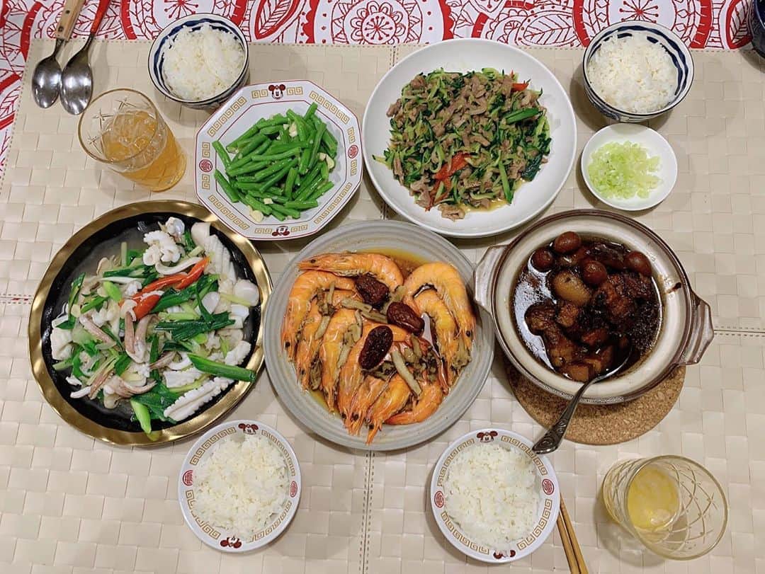 峮峮さんのインスタグラム写真 - (峮峮Instagram)「終於來了！！ 現在還是失聲女孩～～～ 不能講話只好認真吃飯了😋 易哥的廚藝真的太厲害啦！！！ 在台北還能有在家吃飯的感覺好感人😭😭😭 謝謝易哥🥰 #易起吃飯吧  @leeyi527  @juihsuanfans  @tystarpiggggg」12月28日 0時06分 - qun_04