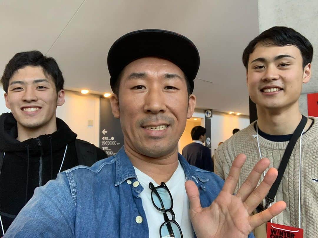 田村裕さんのインスタグラム写真 - (田村裕Instagram)「ウインターカップ2019 行ってきました！！ ウインターカップの会場ウロウロしてると有名人ちらほらいるからテンション上がるよね。  1枚目は記念に  2枚目はたまたま遭遇した昨年の福岡第一のスーパーエースだった現東海大学松崎君と、同じく中部第一のスーパーエースにして日本最強ガード兄弟の弟、大東文化大学の中村拓人君  3枚目は言わずと知れた話題のアメリカ挑戦ナイスガイ！和製カリーこと富永啓生君  4枚目は熱冬CMに一緒に挑戦したメンバー！バスケ仲間  https://twitter.com/basketlive_jp/status/1210498478872227840?s=21  5枚目だけは今日ではなく何日も前なんだけど駅でたまたま遭遇した、福岡の名門、福岡大大濠の1年生からスタメンにして大エースへと成長し今大会でも目覚ましい活躍を見せているチームの大黒柱横地聖真君とスーパーバスケファミリーの最終兵器、バスケを愛しバスケに愛された男、現代バスケの申し子体型にして長身シューター、どう考えても輝かしい未来が待っている木林兄弟の末っ子木林優君。  芸能界で写真撮ってくださいって頼むことほぼほぼないけど、バスケ界ではいつもお願いしてしまう🏀  #バスケ #ウインターカップ #ウインターカップ2019  #麒麟田村」12月27日 23時59分 - hiroshi9393
