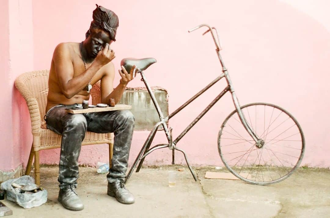 ライカさんのインスタグラム写真 - (ライカInstagram)「Ronissel Sánchez performs as a living statue in front of tourists in Viñales, Cuba. Before he can start his shift, he needs to apply body paint, which can take up to 2 hours. Captured by Douglas Despres on Leica MP.  #LeicaCamera #Leica #🔴📷 #Leicagram #TheLeicaLook #LeicaWorld #Leica_Club #LeicaSociety #LeicaPhoto #lfigallery #leicafotografieinternational #welltraveled #exploretocreate #neverstopexploring #letsgosomewhere #streetphotography」12月28日 0時00分 - leica_camera