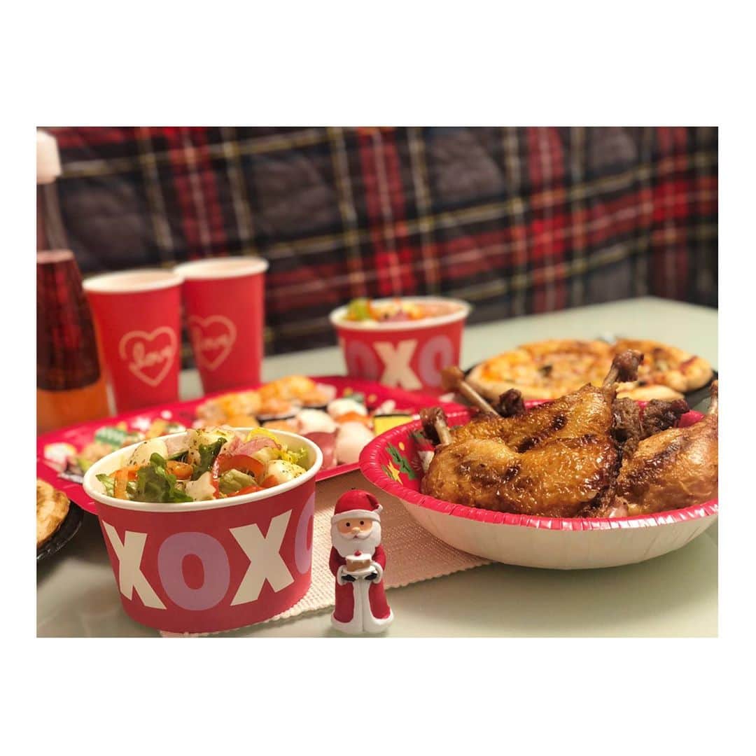 白戸ゆめのさんのインスタグラム写真 - (白戸ゆめのInstagram)「🤤🍴 . クリスマスパーティーの おいしいケーキとごはんを💝 . 寝る前に飯テロ〜👻 おやすみなさい🌙 . #ルタオ #アイスケーキ #可愛すぎる そして#定番 の #ドゥーブルフロマージュ #🧀 #お祝いのケーキは決まってこれ #一鶴 #骨付鳥 #🍣 #🍕 #🍾 #ワイン #🍷 #チーズフォンデュ . #おまけ #ゆめごはん #カレー #🍛 #🥑 #ハヤシライス ではないですよ？笑」12月28日 0時01分 - yumeno.s_