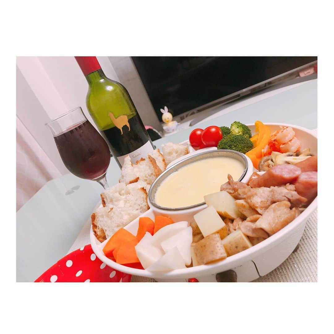 白戸ゆめのさんのインスタグラム写真 - (白戸ゆめのInstagram)「🤤🍴 . クリスマスパーティーの おいしいケーキとごはんを💝 . 寝る前に飯テロ〜👻 おやすみなさい🌙 . #ルタオ #アイスケーキ #可愛すぎる そして#定番 の #ドゥーブルフロマージュ #🧀 #お祝いのケーキは決まってこれ #一鶴 #骨付鳥 #🍣 #🍕 #🍾 #ワイン #🍷 #チーズフォンデュ . #おまけ #ゆめごはん #カレー #🍛 #🥑 #ハヤシライス ではないですよ？笑」12月28日 0時01分 - yumeno.s_