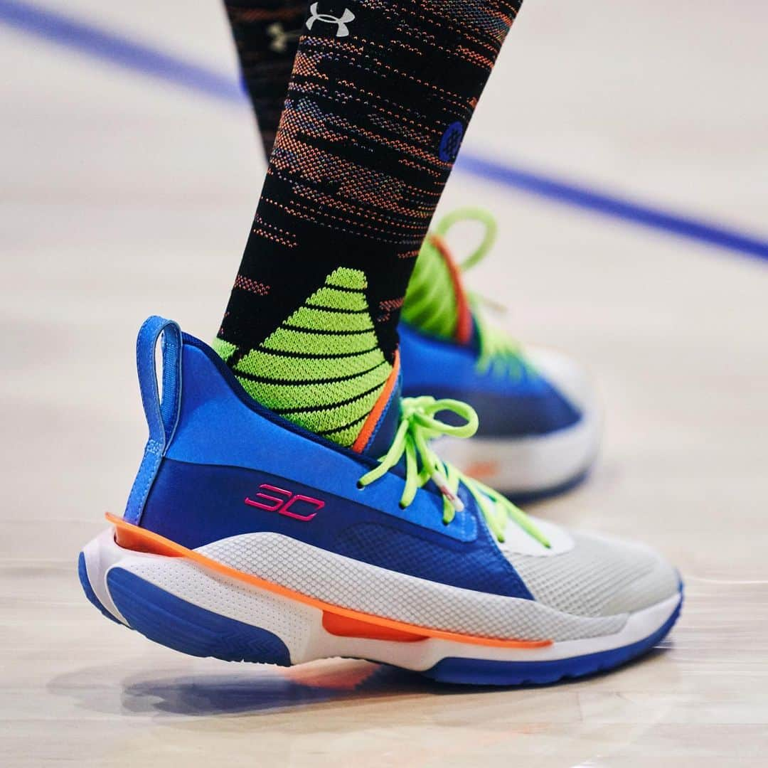 Under Armour Basketballさんのインスタグラム写真 - (Under Armour BasketballInstagram)「Lace up and make a splash in the #Curry7 @Nerf Super Soaker.  Available now on UA.com and through the link in bio.」12月28日 0時04分 - uabasketball