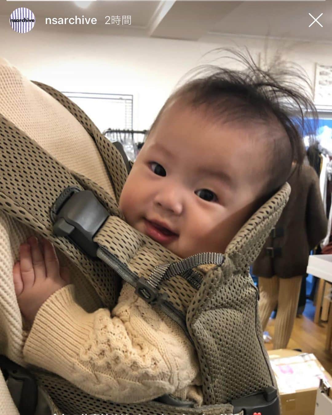 濱中鮎子のインスタグラム：「サンプルをわざわざ取りに来て下さった @nsarchive  さんが、すごい形相でおんぶして作業するわたしたちに癒しを。😭 ありがとうございました！  仕事終わりきれず、明日も半日🤣  お嬢は、ナイフとフォークを使うランチ(仕事納めだしね、と)も、穏やかに抱っこ紐に抱かれてくれ、仕事も背中ですやすや寝てくれながら進められ、ほんとにいい子で助かった😭😭😭 夜は夜で通しで寝てくれるため、仕事が出来ました。  そろそろ夜のミルクタイム。🍼 起こすときに少しベソかく顔が見たい。  #お嬢とお仕事  #おんぶでお昼寝  #ベビービョルン  #使い方多様  #年末年始は休みます」