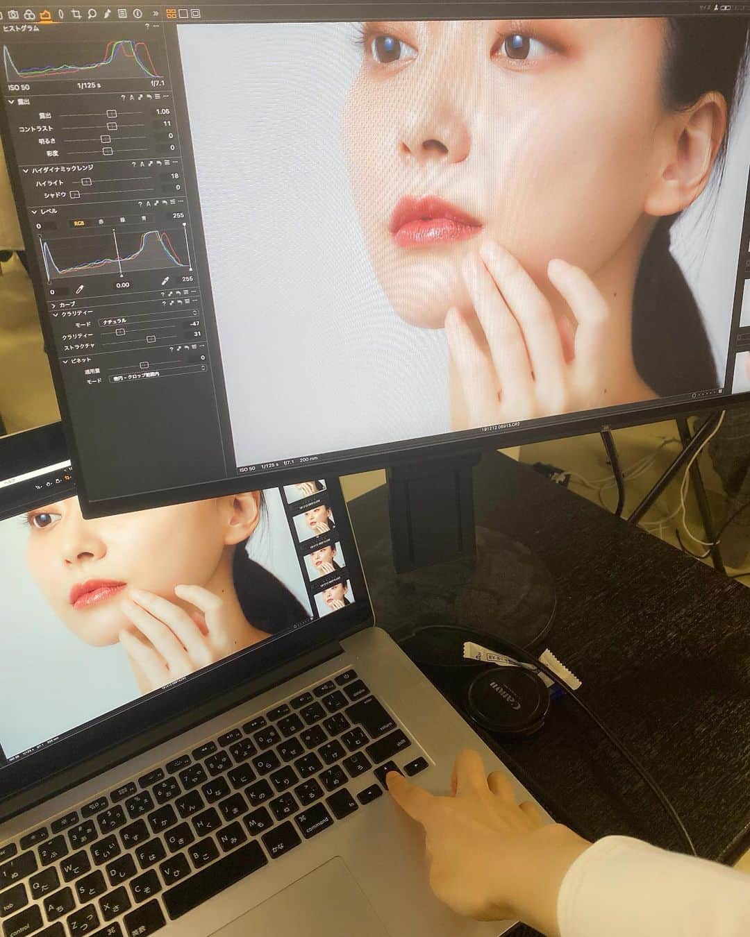 葉月祥子のインスタグラム：「Beauty撮影のオフショット💄📸🌿﻿ ﻿ 明日が仕事納めだ〜🥰✨がんばる😊🌿﻿ ﻿ #beauty撮影#beautymodel #美容 #スキンケア #リップ #lips #color #offshot﻿ #葉月祥子」