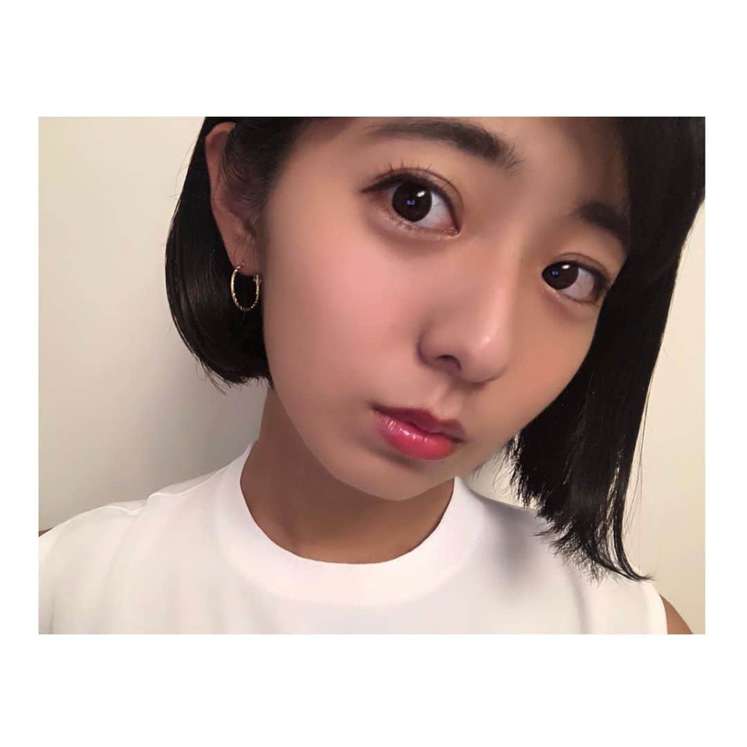 のインスタグラム：「💍 . 髪が伸びてきました 早いものですねえ🤔 . さてさて、連投になりますが 年末年始のお休みは東京に帰って来ております🗼 友達や家族との楽しい時間です👯‍♀️ . 皆さんもお仕事納めましたでしょうか？ お疲れ様でした👏 ゆっくり日頃の疲れを 5チャンネル見ながら癒して下さいね😘笑  30日も仕事の方、応援します🥺 頑張って下さい📣❤️ . #写真は髪を切った日の #佐々木希 さんに憧れて #こんなに短くしたけど #元が違いすぎた🤣 #年末年始 は #5ch  #テレビ見て #寝正月 #🍶」