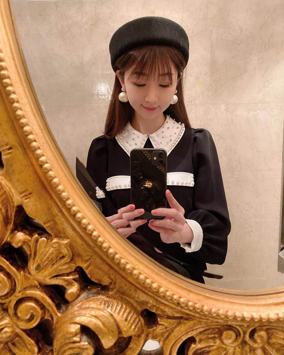 奈々子さんのインスタグラム写真 - (奈々子Instagram)「今年もおっきーママとクリスマスデート♡ お盆と同じくこちらで♪ 奈々子の相談にたくさん乗ってくれてはアドバイスをくれて、応援してくれて、価値観も趣味も同じ祖母とのガールズトークは本当に楽しい時間。(*^_^*)♡ クリスマスケーキはホールはやめて好きなケーキを3つチョイス☆ 昔ながらのシェコーベにて♪ . 昨年スマホデビューし、今年の夏にキャッシュレス決済デビュー、そしてこの冬ついにLINEデビューしたおっきーママ（≧∇≦）これからは写真もたくさん気軽に送れるし、おっきーママとLINEのやり取りがりできるなんて、めちゃくちゃ楽しみ‼︎♡ と思って、帰宅してすぐLINEしたけど、未だに返信はない（≧∇≦）けど、いつも長電話してるから既読スルーされても気にしないよ（≧∇≦）メリークリスマス♪ . . #クリスマス #祖母デート #おっきーママ #シェコーベ #サーウィンストンホテル #クリスマスコーデ #モノトーンコーデ」12月28日 0時26分 - nanako__official