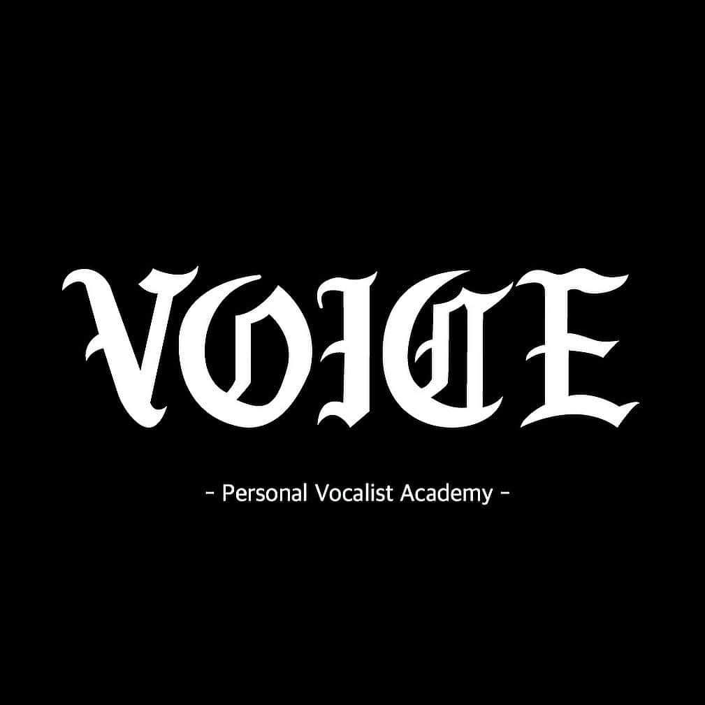 板床悠太郎さんのインスタグラム写真 - (板床悠太郎Instagram)「この度、﻿ VOICE - Personal Vocalist Academy - というアカデミーを設立致しました。 ﻿ 現在、﻿ 第一期生、第二期生含め50名以上が在籍しており、﻿ これまでの活動内容としては、﻿ 現役シンガーによるボイストレーニング、﻿ LIVE活動サポート、楽曲制作サポート、﻿ SNSコンサル、音楽配信アプリとの提携など﻿ 音楽活動のバックアップをメインに行っております。﻿ ﻿ そこで、﻿ 今回新たな可能性を求めるべく﻿ 第三期生を募集する運びとなりました。﻿ ﻿ 歌が上手くなりたい、﻿ 将来芸能活動をしていきたい、﻿ など理由は何でも構いません！﻿ 音楽未経験者でもやる気さえあれば大歓迎です。﻿ ﻿  お問合せはDMにてお願い致します。﻿ 新たな可能性に出会えるのを楽しみにしております。﻿ ﻿ 　VOICE代表 板床悠太郎」12月28日 0時34分 - itadoko_yutaro