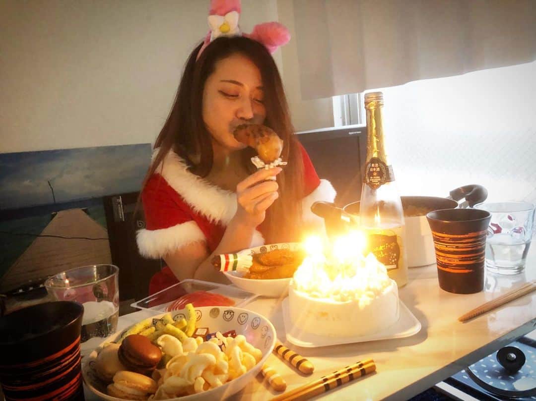 吉村遙さんのインスタグラム写真 - (吉村遙Instagram)「我ながら似合った気がするので笑 クリスマスの部屋着にもしました。 こんな姿ですが微熱の風邪っぴき、 ささやかなクリスマスにしておきました🤶  #すっぴんサンタ#かぜっぴき#クリスマス」12月28日 0時35分 - harupi1019