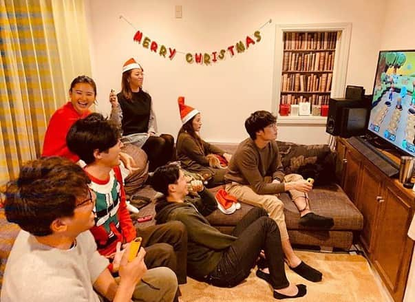 美優さんのインスタグラム写真 - (美優Instagram)「ロランのお家でクリスマスパーティー😁🎄✨ ・ みんなでSwitchのマリオパーティーで大盛り上がり😁 ・ ・ この時のゲームで1位を取ったのは私🤩 ・ (下手で目立っていたキャラ。笑) ☟ 『誰？ピーチ？』 ……😒ロランさんです。笑」12月28日 0時36分 - miyu11_20