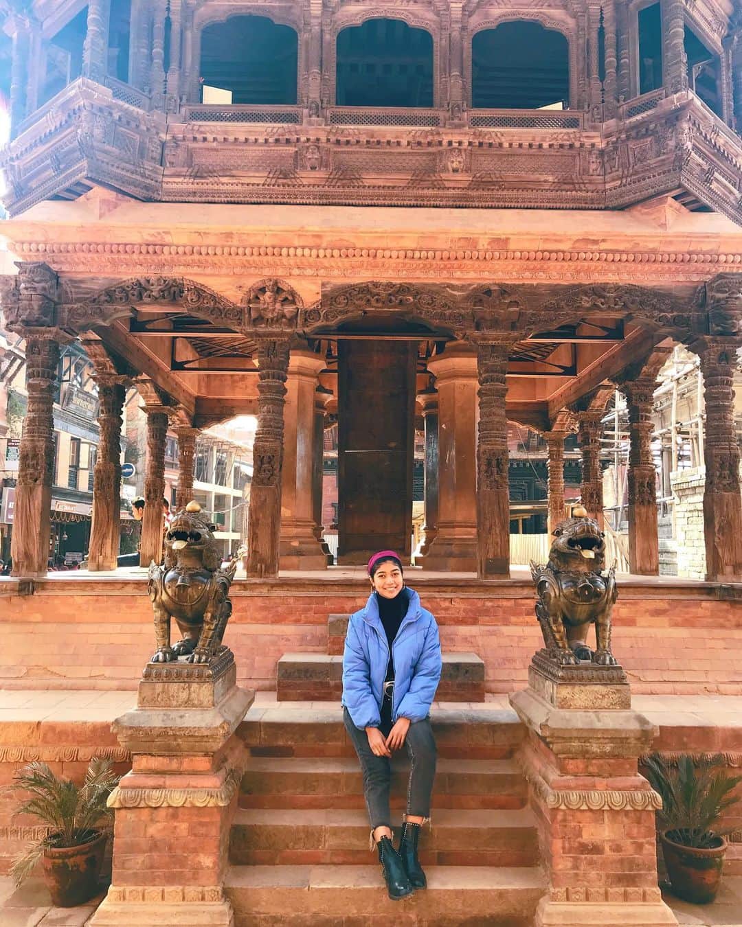 吉川プリアンカさんのインスタグラム写真 - (吉川プリアンカInstagram)「⠀ 今年最後のスポット、ネパールへ母と来てます👧🏽👩🏻 ⠀ 今年もいろんな国へ行けて、魅力いっぱいな方々にたくさん出会えて幸せでした♥️ ⠀ ⠀ Finally! I’m here at my last destination for this year, Nepal 🇳🇵Thank you 2019 for all of the beautiful places you took me to and all the beautiful people I got to meet :) ⠀ ⠀ #Nepal #Kathmandu #Bhaktapur  #ネパール #カトマンドゥ」12月28日 0時44分 - priyankayoshikawa