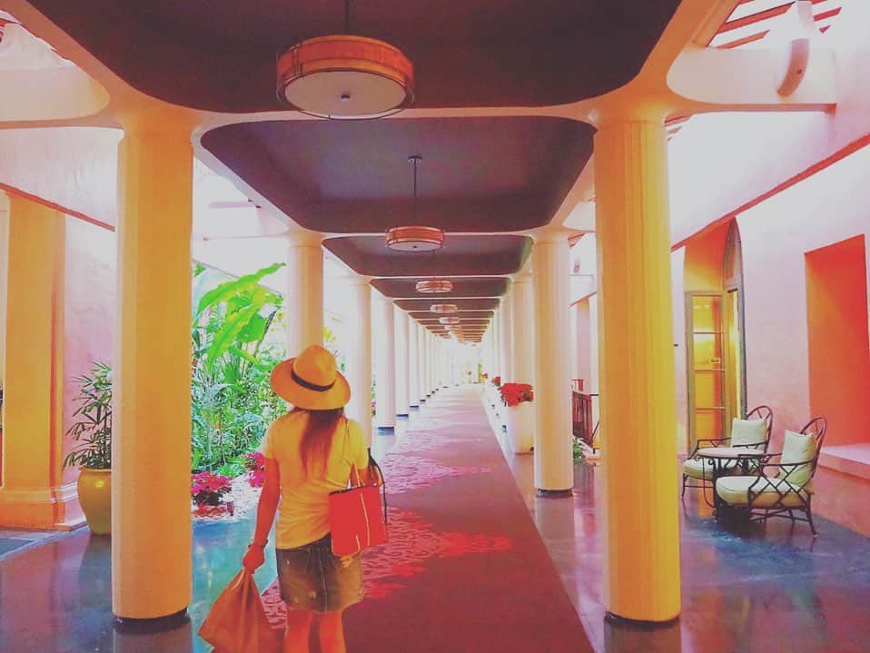 大山恵理乃さんのインスタグラム写真 - (大山恵理乃Instagram)「. #ハワイ#オアフ島 . . ワイキキの数あるホテルの中でも 1番！ってほど好き。 . . ハワイの海の青色に合う  このピンクが なんとも言えない超絶の可愛さ♡ 可愛いのに、 なんとも言えない格式がある感じなのも好き♡  #ピンクパレス . . . キティちゃんもロイヤルハワイアンキティになる♡ . . . キティちゃん好き、ピンク好き女子へのハワイ土産なら 絶対にココの限定オリジナル商品！(^^) . . .  #ロイヤルハワイアンホテル  #ピンクホテル　 #ロイヤルハワイアンベーカリー  #ロイヤルハワイアンラグジュアリーコレクションリゾート  #ハワイのキティちゃん  #hawaii #waikiki #royalhawaiianhotel  #하와이 #하와이여행  #よしもとハワイ部　 #ロイヤルハワイアン #theroyalhawaiianaluxurycollectionresort  #pinkpalace #theroyalhawaiian」12月28日 1時01分 - erino_ohyama