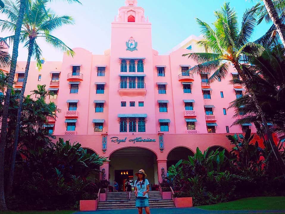 大山恵理乃さんのインスタグラム写真 - (大山恵理乃Instagram)「. #ハワイ#オアフ島 . . ワイキキの数あるホテルの中でも 1番！ってほど好き。 . . ハワイの海の青色に合う  このピンクが なんとも言えない超絶の可愛さ♡ 可愛いのに、 なんとも言えない格式がある感じなのも好き♡  #ピンクパレス . . . キティちゃんもロイヤルハワイアンキティになる♡ . . . キティちゃん好き、ピンク好き女子へのハワイ土産なら 絶対にココの限定オリジナル商品！(^^) . . .  #ロイヤルハワイアンホテル  #ピンクホテル　 #ロイヤルハワイアンベーカリー  #ロイヤルハワイアンラグジュアリーコレクションリゾート  #ハワイのキティちゃん  #hawaii #waikiki #royalhawaiianhotel  #하와이 #하와이여행  #よしもとハワイ部　 #ロイヤルハワイアン #theroyalhawaiianaluxurycollectionresort  #pinkpalace #theroyalhawaiian」12月28日 1時01分 - erino_ohyama