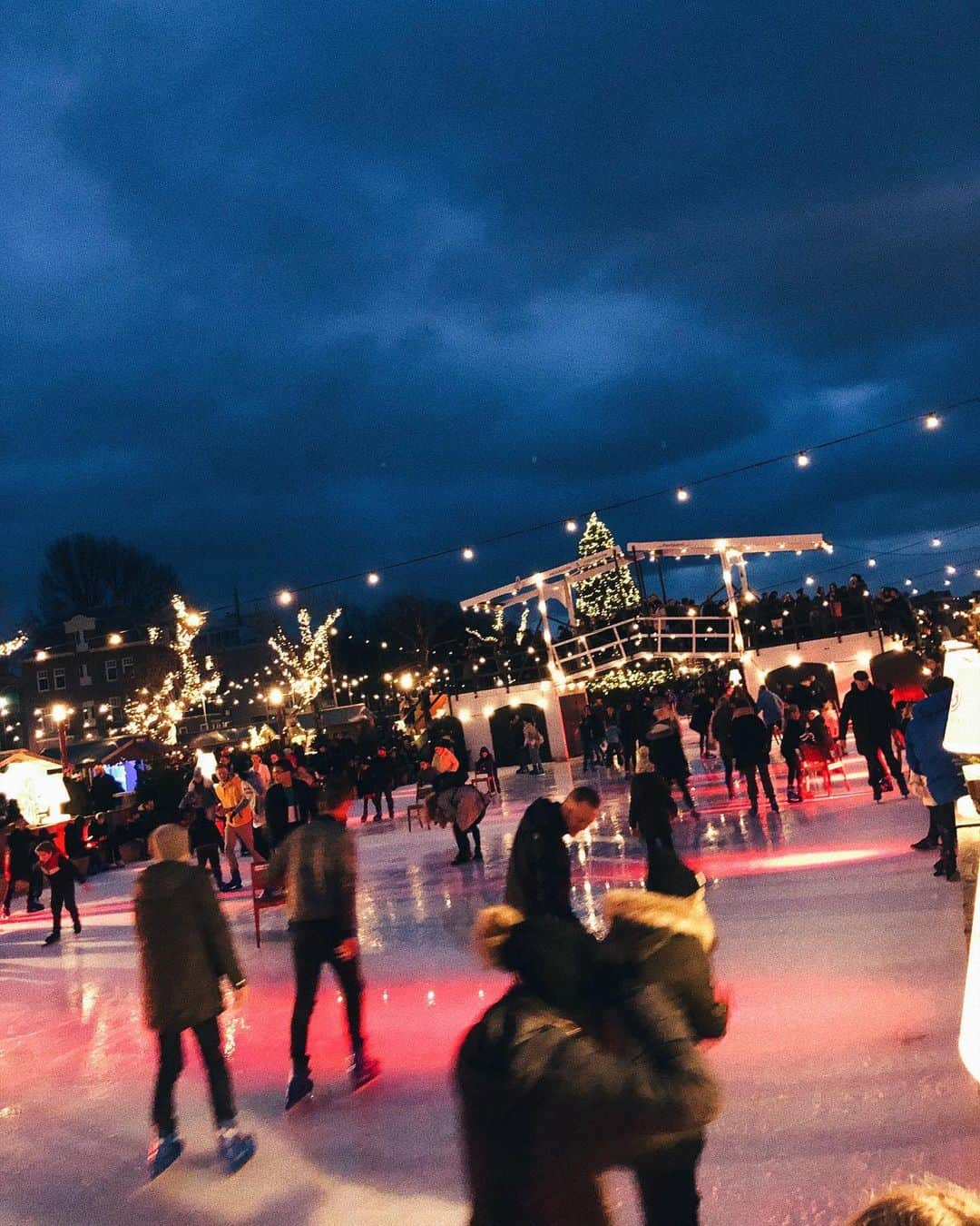 アンディー・トレスさんのインスタグラム写真 - (アンディー・トレスInstagram)「It gets dark early but this is so beautiful when it’s dark 🙌🏼 #amsterdam」12月28日 1時03分 - stylescrapbook