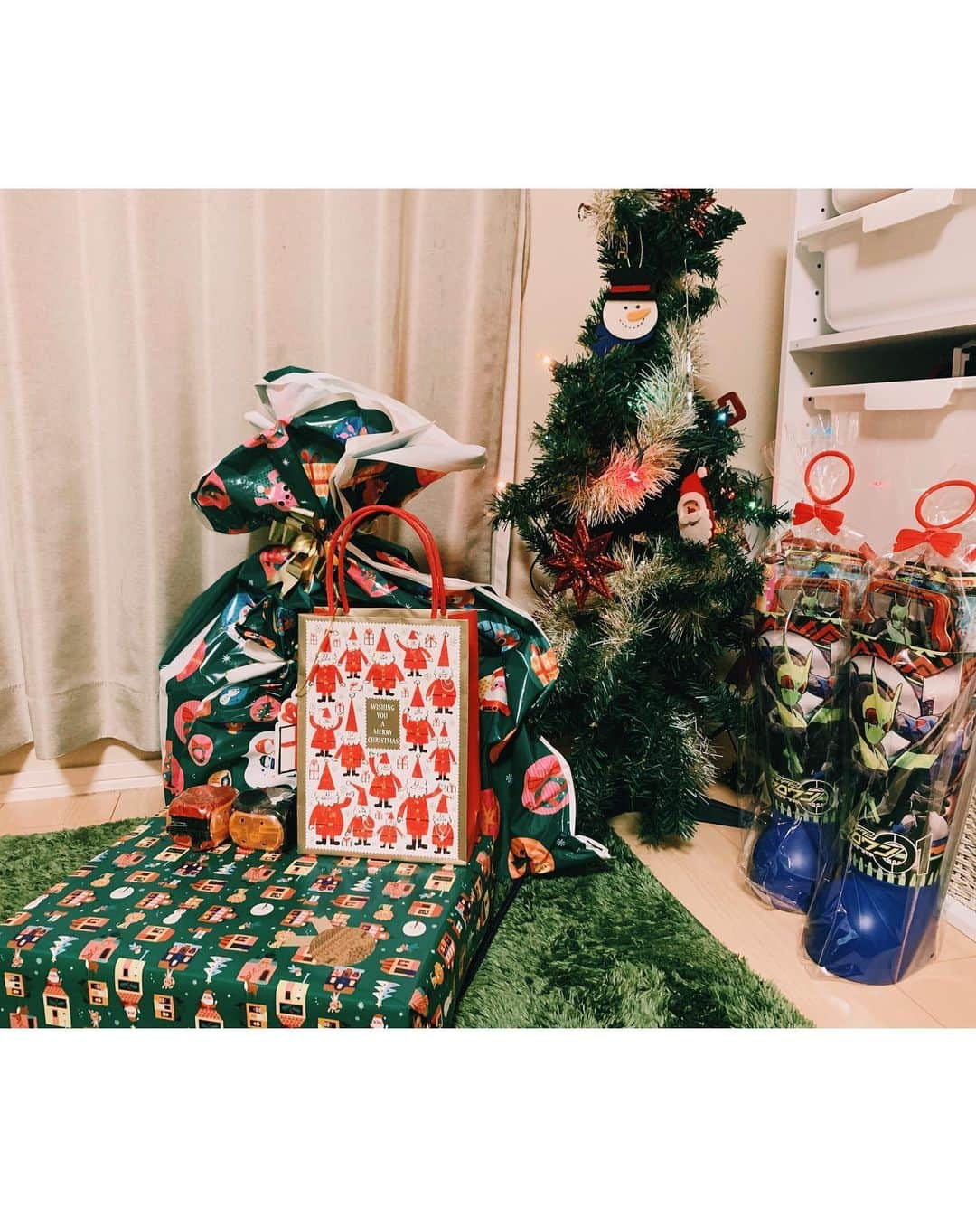 小池真友さんのインスタグラム写真 - (小池真友Instagram)「12.25🎄🎁 今年は遥登も颯も沢山喋れるようになって、いいリアクションが見れて感無量😢🥰 . 去年のはるとは「あ！」くらいしか言わなかったんだけど、今年は「あ！これ欲しかったやつ！」「サンタさんありがとう」「ママには来ないの？ママにははるとが買ってあげるからね、まっててね」って言えるくらいに…😢 もう充分！2人ともたくさん成長して笑顔になってることが何よりも嬉しいよー！！！😭喜 . クリスマスの日は療育の方のクリスマス会に参加して、大好きなゼロワンの映画を観てお家でゆっくりご飯食べました🎄😎 そして早速子供達はクリスマスロス← クリスマスは、、毎日は来ません、、、笑 . . #男の子兄弟 #2歳差育児 #クリスマス2019 #仮面ライダーゼロワン」12月28日 1時03分 - koikemayu_