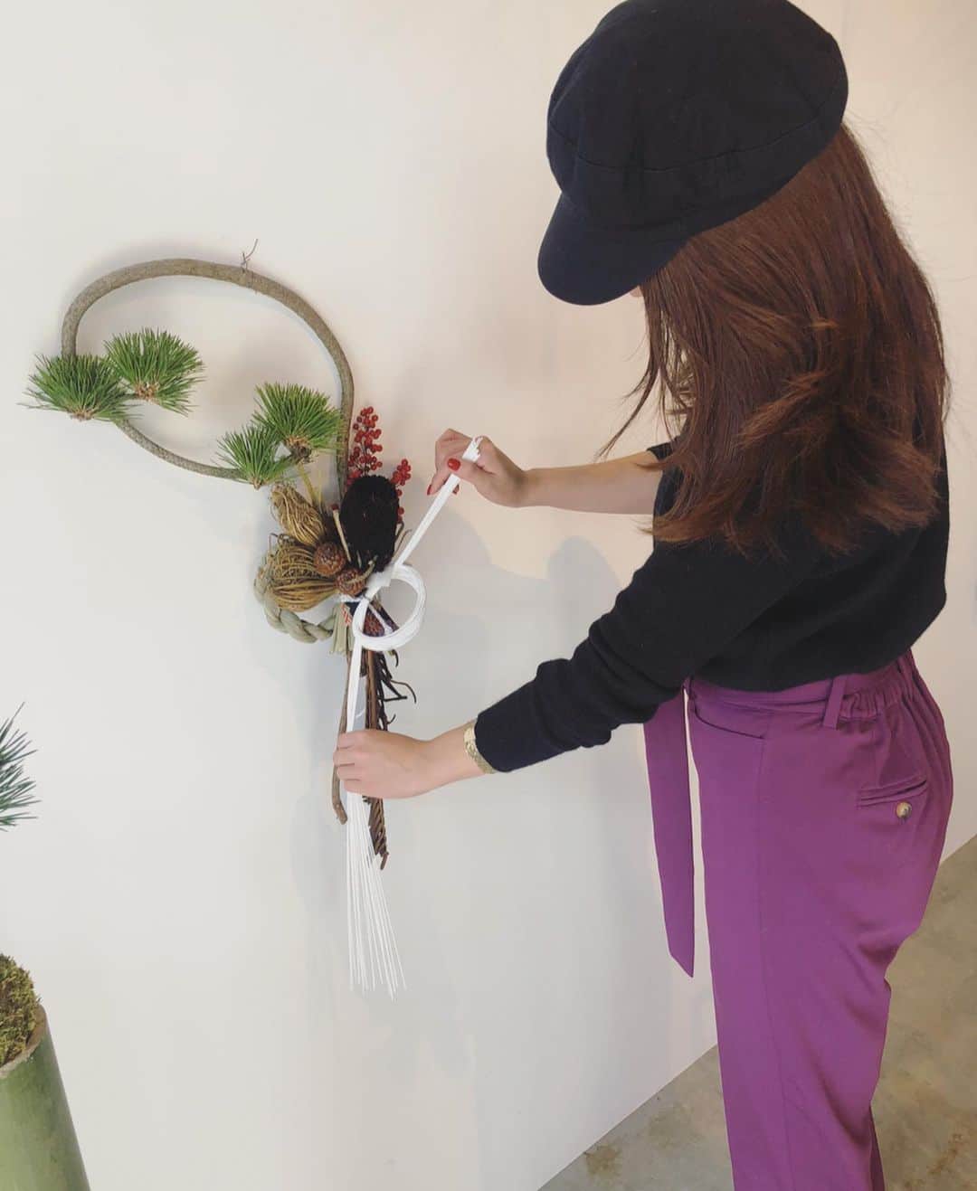 小澤名代さんのインスタグラム写真 - (小澤名代Instagram)「しめ縄を作りました🎍  枝がまーるい形をした松は作るのが難しくて、数年後かには、これを作れる職人さんが居なくなってしまうかもしれない貴重な松だそう。 ドライのお花や木の実、和紙やお着物の生地を結んだりして世界に一つしかないしめ縄に。  @nami003ztt のレッスンに参加させてもらいました☺︎ いつもありがとうございます✨  #しめ縄飾り #しめ縄アレンジ #しめ縄手作り #しめ縄ワークショップ #お正月モードに突入」12月28日 1時16分 - ozawanayo