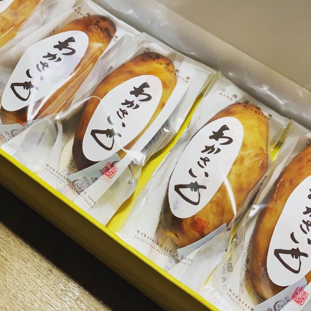 西田善太さんのインスタグラム写真 - (西田善太Instagram)「小学生の頃から、北海道土産はわかさいも。芋の筋を昆布にしてるのが、しゅき❤️。昔に比べて箱のパッケージデザインがシンプルになってるのね。 #わかさいも」12月28日 1時13分 - zentanishida