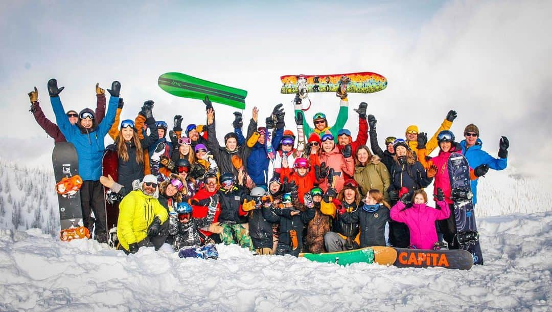 ケン・ブロックさんのインスタグラム写真 - (ケン・ブロックInstagram)「Celebrated Christmas with my wife & kids with this epic crew in an epic place: Baldface Lodge! It doesn’t really get much better than this. Seriously. Hope everyone had a great holiday! #BaldfaceLodge #Christmascrew #familytimebesttime Photo: @stephanmalette」12月28日 1時14分 - kblock43