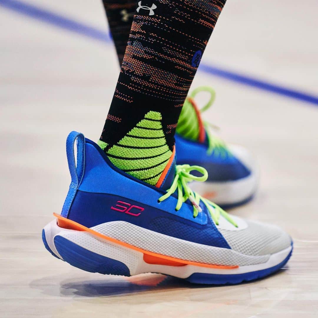 Under Armourさんのインスタグラム写真 - (Under ArmourInstagram)「Lace up and make a splash. @stephencurry30 collaborated with @nerf as a reminder to never lose sight of our childhood joy. Make it rain in the #Curry7 Nerf “Super Soaker” 💦 Shop link in bio.」12月28日 1時25分 - underarmour