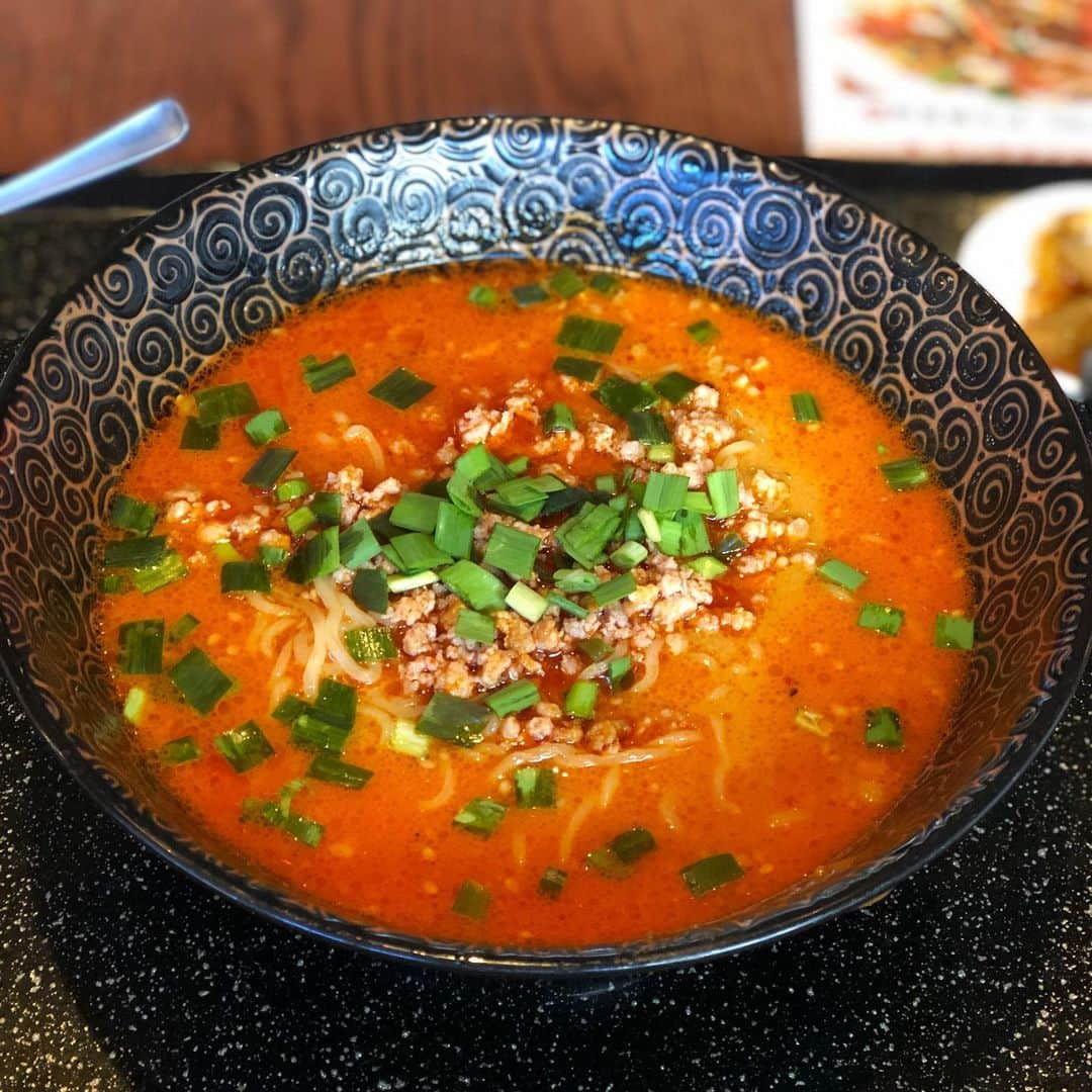 休日課長さんのインスタグラム写真 - (休日課長Instagram)「ひとりランチ。 ザ坦々麺。旨い。 ガムシャラにすすりました。」12月28日 1時27分 - kyujitsu_kacho