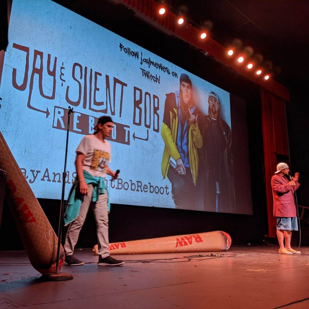 ケヴィン・スミスさんのインスタグラム写真 - (ケヴィン・スミスInstagram)「A @jayandsilentbob tattoo on the #jayandsilentbobrebootroadshow is something we get to see every night. But I never saw a tattoo of SCAN B.C. until we hit #vancouver! The @starktoons rendition of me and @samosier on a British Columbian leg has deeper meaning to me, as the 25 year journey to #jayandsilentbobreboot started at the @vancouverfilmschool, where I learned my craft and first met #scottmosier - without whom there is no Clerks. Vancouver is one of my favorite cities in the world, so I knew we’d sell out at the theater I helped save last year, #theriovancouver! But the B.C. bunch sold out 4 shows over 2 nights - and the crowds were as raucous as @rawlife247 - which provided the inflatable giant joints we signed and gave away! The #rebootroadshow Tour goes deeper into #canada when we get back on the road again in January, including stops in #calgary, #edmonton, #medicinehat, #winnipeg, #toronto, #ottawa & #montreal (tickets at the link in my bio)! But since Vancouver has always represented the gateway to the rest of my life since 1992, it was warm and wonderful to come home and show the city what I’ve learned since then! Thanks to everybody who went to one (or all of) the Van City screenings! #KevinSmith #jasonmewes #jaymewes #jayandsilentbob #therio #tattoo #scanbc #scanbcscott #raw」12月28日 1時39分 - thatkevinsmith