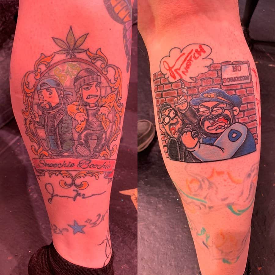 ケヴィン・スミスのインスタグラム：「A @jayandsilentbob tattoo on the #jayandsilentbobrebootroadshow is something we get to see every night. But I never saw a tattoo of SCAN B.C. until we hit #vancouver! The @starktoons rendition of me and @samosier on a British Columbian leg has deeper meaning to me, as the 25 year journey to #jayandsilentbobreboot started at the @vancouverfilmschool, where I learned my craft and first met #scottmosier - without whom there is no Clerks. Vancouver is one of my favorite cities in the world, so I knew we’d sell out at the theater I helped save last year, #theriovancouver! But the B.C. bunch sold out 4 shows over 2 nights - and the crowds were as raucous as @rawlife247 - which provided the inflatable giant joints we signed and gave away! The #rebootroadshow Tour goes deeper into #canada when we get back on the road again in January, including stops in #calgary, #edmonton, #medicinehat, #winnipeg, #toronto, #ottawa & #montreal (tickets at the link in my bio)! But since Vancouver has always represented the gateway to the rest of my life since 1992, it was warm and wonderful to come home and show the city what I’ve learned since then! Thanks to everybody who went to one (or all of) the Van City screenings! #KevinSmith #jasonmewes #jaymewes #jayandsilentbob #therio #tattoo #scanbc #scanbcscott #raw」