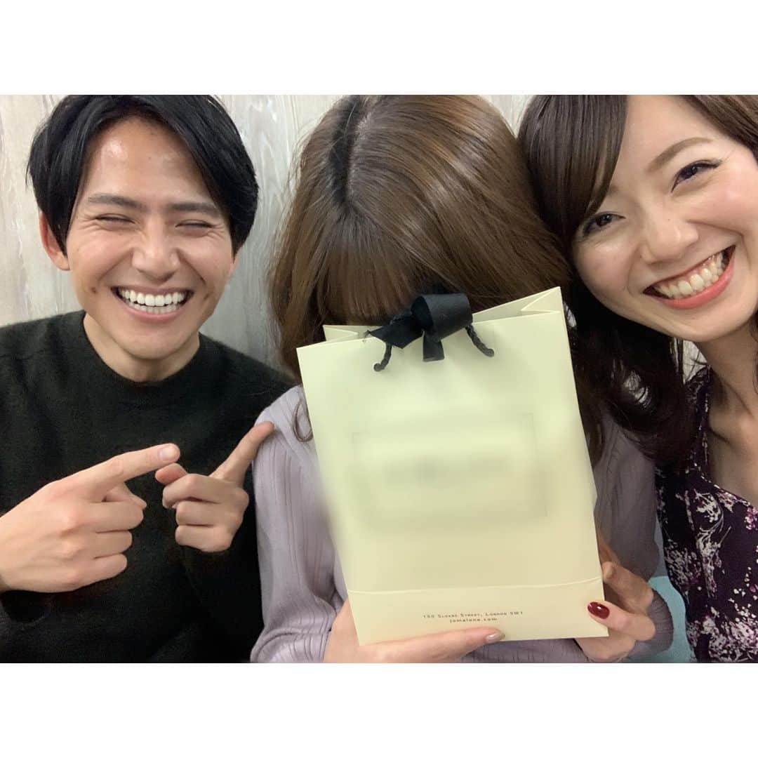 内田嶺衣奈さんのインスタグラム写真 - (内田嶺衣奈Instagram)「あっという間に年の瀬です。  今日は短縮版でしたが、 LiveNews α 年内ラストのオンエアでした！ 2019年、ご覧頂いた皆様ありがとうございました＊ 来年もどうぞαをよろしくお願いします。 *  ここ最近、金曜メンバーはおめでたニュース続きでした❣️ *  まず鈴木アナのお誕生日、 そして安宅アナのお誕生日、 さらに安宅アナ結婚👏✨！ *  左手の薬指が眩しかったです…☺️💍 幸せそうでとてもほっこりしました🤗💕 *  #LiveNewsα #金曜日 #年内ラスト #皆さまありがとうございました #お誕生日おめでとう♡ #結婚おめでとう♡」12月28日 2時01分 - reina.uchida