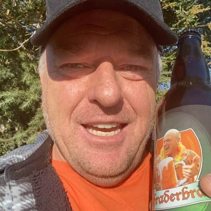 ディーン・ノリスのインスタグラム：「@schraderbrau_bb is at Temecula Costco!! Just arrived! And remember you do NOT need to be a member to buy beer there!! So grab some silky perfection for yourself and friends! Also avail online at www.craftshack.com」