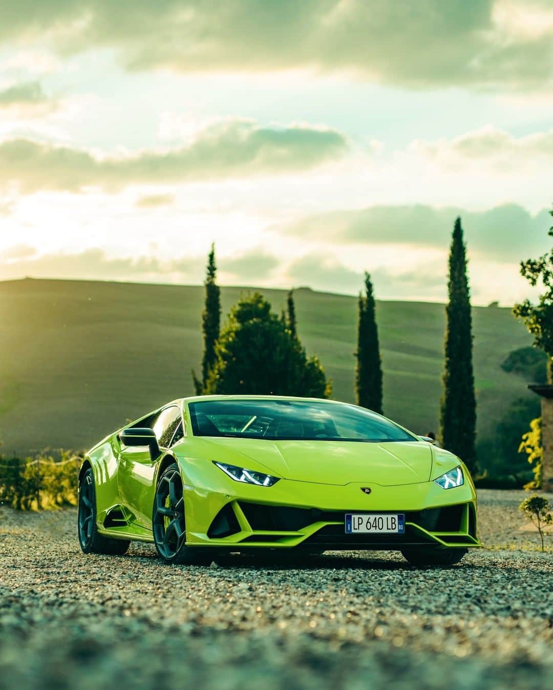 ランボルギーニのインスタグラム：「Huracán EVO is where traditions meet technology. While a feed-forward logic supports its futuristic spirit, its classic Lamborghini DNA complements the quaint Tuscan towns.  How would you describe this picturesque view?  Pictures by @philipprupprecht_.  #Lamborghini #HuracanEVO #EveryDayAmplified」