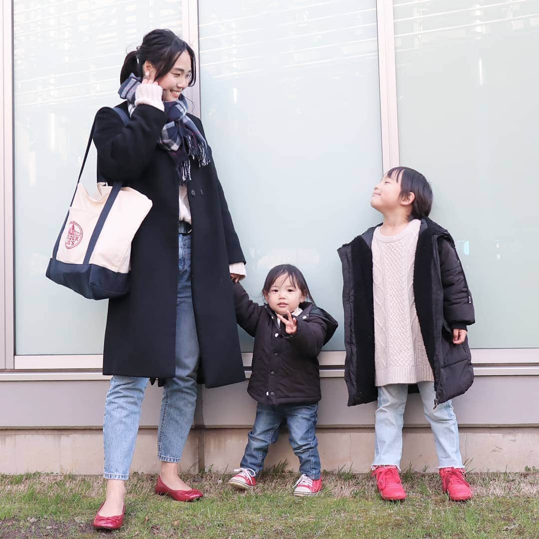 Eri Satoのインスタグラム：「black×denim×redリンクコーデ · knit: @titivatejp pants: @minelal__ stole: @edist.closet pierce: @rhythm_everyday shoes: @outletshoes_official bag: @traderjoes · クリアピアスは @rhythm_everyday 、 バッグは @yuricookie からのおみやげ💗 バッグに合わせて赤靴にしてみました😋 · 今日は @t_aya_rs 親子と遊んだよ～💕 子供たち4人仲良く遊べてた😂激しいけど😂 吉祥寺だとやはり井の頭公園かコピスかなー？ 子供遊ばせられるところあったら教えてくださいw · #親子リンクコーデ愛好家#親子コーデ#アウトレットシューズ#outletshoes_life#ティティベイト#titivate  #titivatestyle#fashion#ootd#outfit#code#coordinate#style#ファッション#コーディネート#コーデ#プチプラ#プチプラコーデ#ママコーデ#シンプルコーデ#mamagirl#locari#ママファッション #partegram#読者モデル#ママモデル #l4like#カジュアル#お洒落さんと繋がりたい」