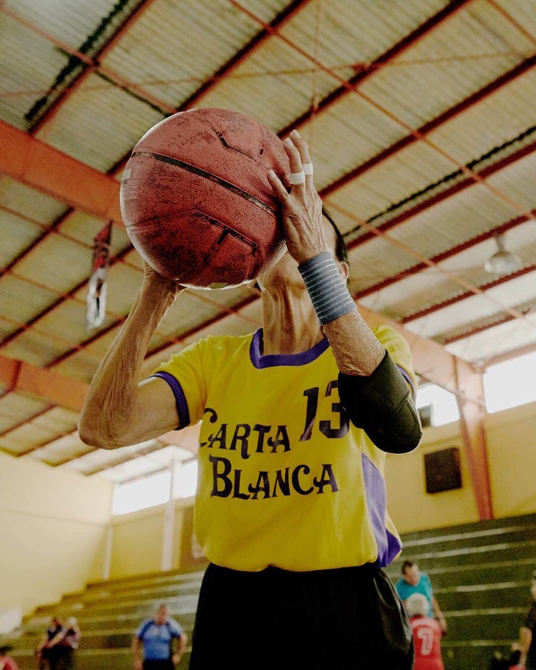 Nike Womenさんのインスタグラム写真 - (Nike WomenInstagram)「As one of the most competitive players on the team, Toña has been bringing her fierce spirit to Carta Blanca since 1961. ⠀ ⠀ She’s a P.E. teacher who loves inspiring others to play basketball at every age and is extremely passionate about helping the next generations of Carta Blanca. “We’re going to tell them how to warm up,” she says. “We are going to teach them individual techniques and group techniques, and let them know, they can always count on us.” ⠀ Watch the full story in our IGTV. 📷: @asdavidelliott」12月28日 1時59分 - nikewomen