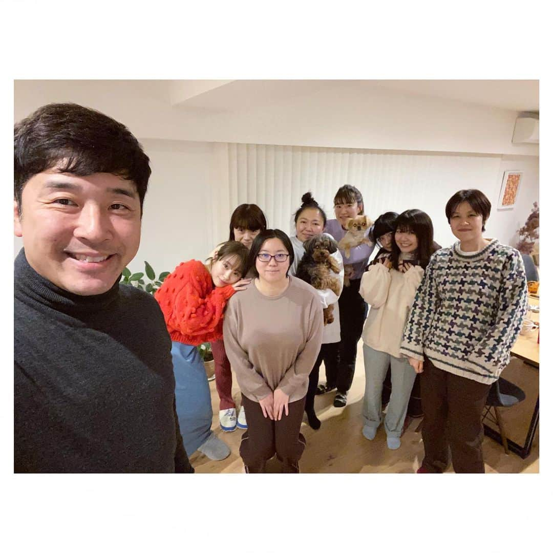 高橋愛さんのインスタグラム写真 - (高橋愛Instagram)「ばっしーのお誕生日会🦀 ㅤㅤㅤㅤㅤㅤㅤㅤㅤㅤㅤㅤㅤ ㅤㅤㅤㅤㅤㅤㅤㅤㅤㅤㅤㅤㅤ みんなで ばっしーを囲む会 をしました🥰 ㅤㅤㅤㅤㅤㅤㅤㅤㅤㅤㅤㅤㅤ いつも支えてくれる 優しくって 頼もしい マネージャーさん ㅤㅤㅤㅤㅤㅤㅤㅤㅤㅤㅤㅤㅤ ありがとうございます☺️🙏🏻💗 ㅤㅤㅤㅤㅤㅤㅤㅤㅤㅤㅤㅤㅤ #みんな大好きばっしー #生誕祭 #ドレスコードは #ばっしーカラー #水色 #天才画伯 #わたしのいもーと #感謝！」12月28日 2時03分 - i_am_takahashi