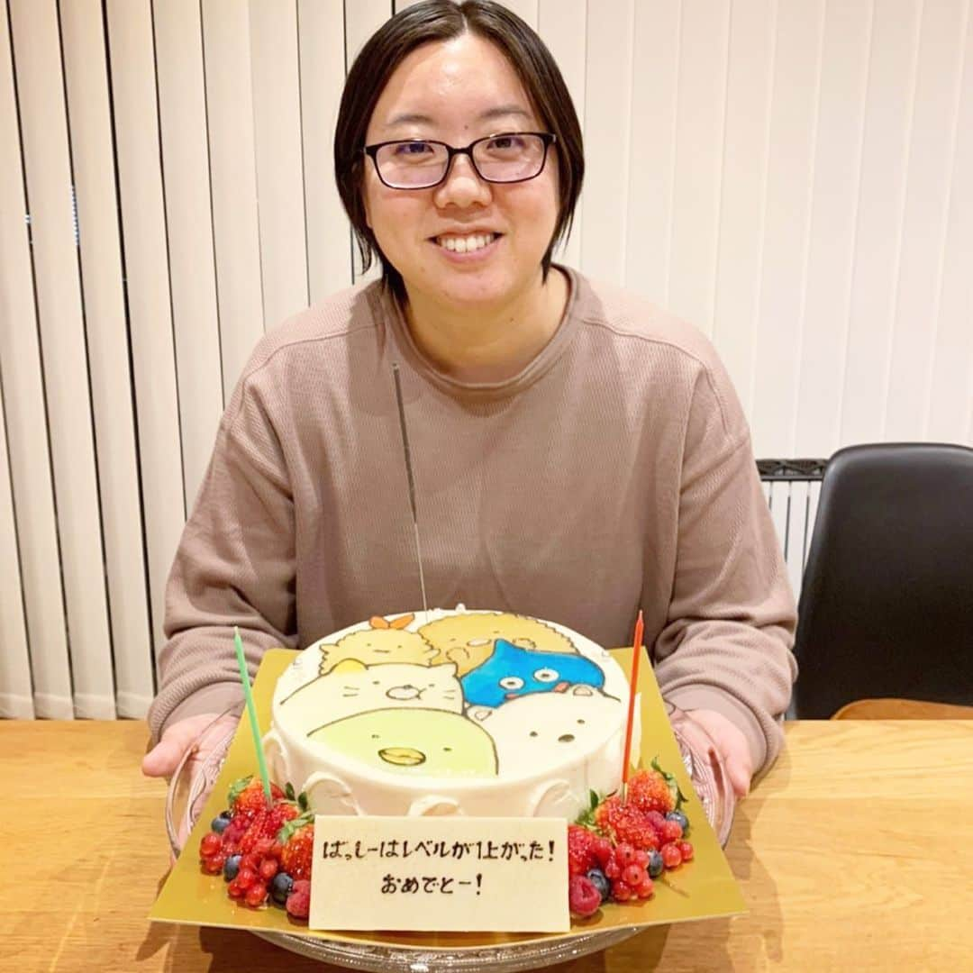 高橋愛さんのインスタグラム写真 - (高橋愛Instagram)「ばっしーのお誕生日会🦀 ㅤㅤㅤㅤㅤㅤㅤㅤㅤㅤㅤㅤㅤ ㅤㅤㅤㅤㅤㅤㅤㅤㅤㅤㅤㅤㅤ みんなで ばっしーを囲む会 をしました🥰 ㅤㅤㅤㅤㅤㅤㅤㅤㅤㅤㅤㅤㅤ いつも支えてくれる 優しくって 頼もしい マネージャーさん ㅤㅤㅤㅤㅤㅤㅤㅤㅤㅤㅤㅤㅤ ありがとうございます☺️🙏🏻💗 ㅤㅤㅤㅤㅤㅤㅤㅤㅤㅤㅤㅤㅤ #みんな大好きばっしー #生誕祭 #ドレスコードは #ばっしーカラー #水色 #天才画伯 #わたしのいもーと #感謝！」12月28日 2時03分 - i_am_takahashi