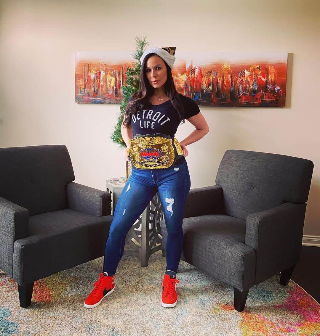 Kendra Lustさんのインスタグラム写真 - (Kendra LustInstagram)「I’m coming to #smackdowndetroit need a tag team partner 🙌🏻 #fridaynightsmackdown #wweuniverse check out @fandubelts」12月28日 2時05分 - kendralust